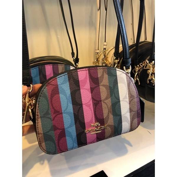 OUTLET 】COACH C5590 MINI SERENA CROSSBODY IN SIGNATURE CANVAS WITH STRIPE PRINT มาจ้าแม่ มาหนักๆอีกแล้ว กับคอลเลคชั่นที่ขายดี ขายหมด ไม่เคยพอจะขาย!! มินิเซเรนา ดีไซน์สดใส น่ารักน่าใช้ที่สุด วัสดุหนังแคนวาสเคลือบลาย เปิด-ปิดด้วยซิป สะดวกใช้ ภายในเป็นช่องโล