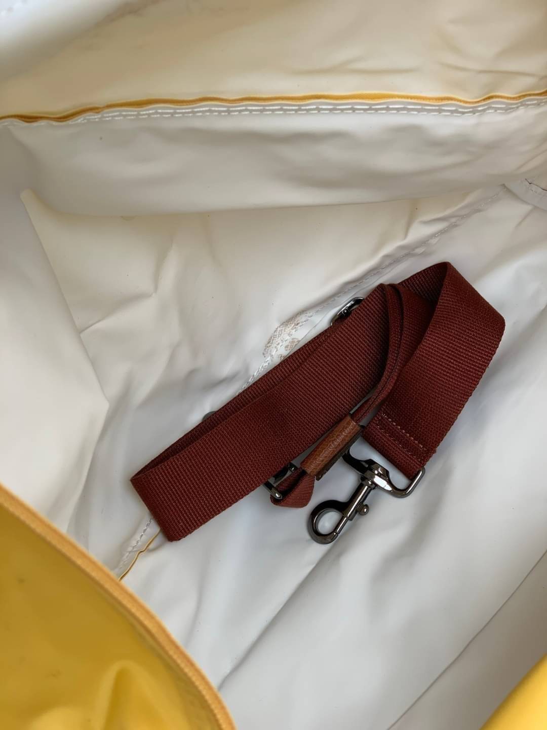 LONGCHAMP LE PLIAGE CLUB TRAVEL BAG กระเป๋าขนาดใหญ่สำหรับการเดินทาง เราเรียกที่นี้ว่า travelling bag รุ่นคลาสสิค มาพร้อมสายสะพายยาวที่ปรับและถอดออกได้ ความพิเศษของรุ่นนี้ที่ครองใจนักเดินทางทั่วโลก คือซิปรอบตรงกลางตัวกระเป๋า สามารถเปิดซิปเพื่อขยายขนาดและพั