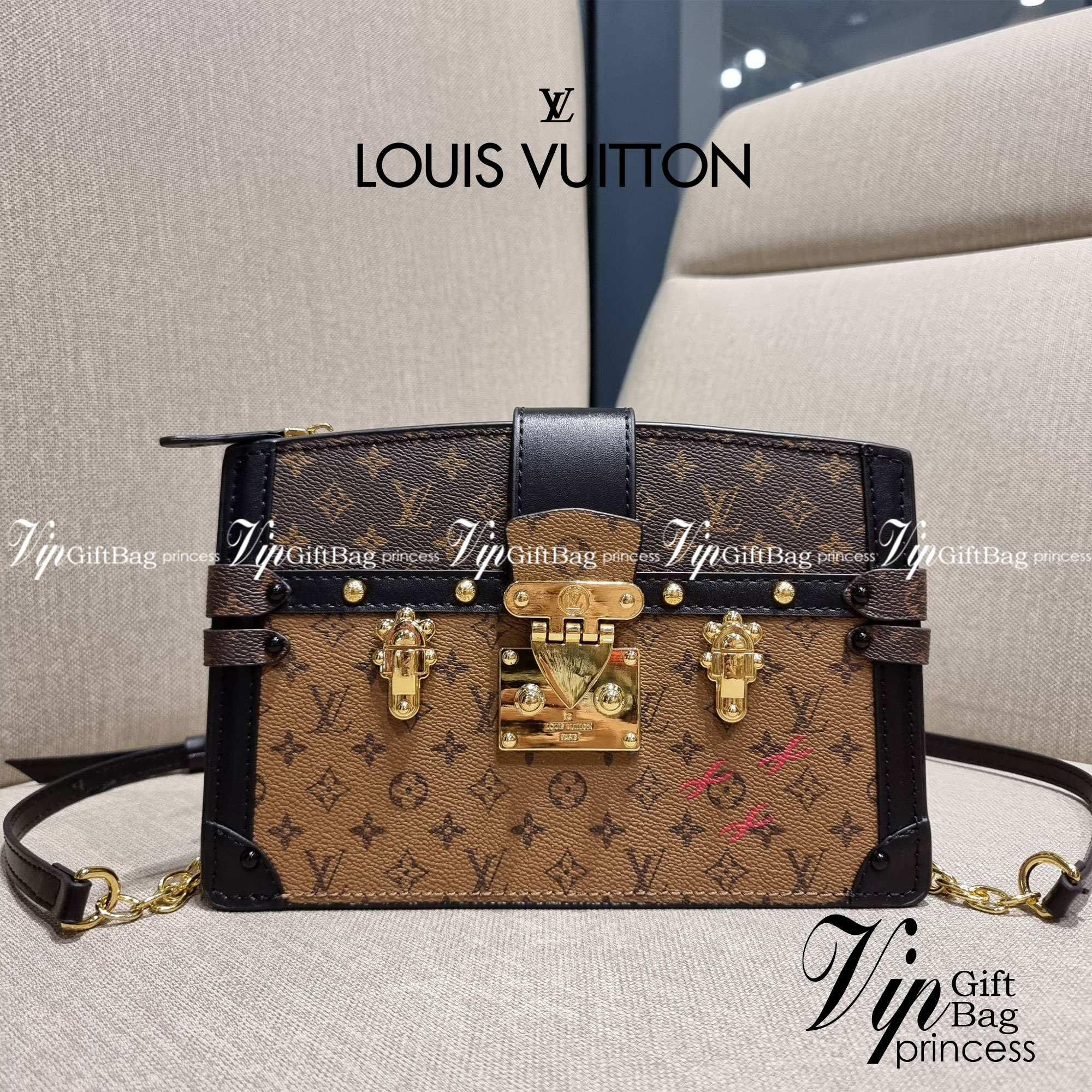 LOUIS VUITTON TRUNK CLUTCH Monogram / LV TRUNK CLUTCH กระเป๋าสะพายกึ่งคลัทช์ ทรงสวย ที่สาวๆเรียกร้อง วัสดุหนังแคนวาส ดีไซน์ทุกอย่างได้ลงตัว หรูหรา ปากกระเป๋ามีสายคาดล็อค และช่องซิปปิด ภายในแบ่งสัดส่วนไว้ดีมากๆ มาพร้อมสายสะพายโซ่สลับหนัง ที่ถอดออกได้ พกเป็