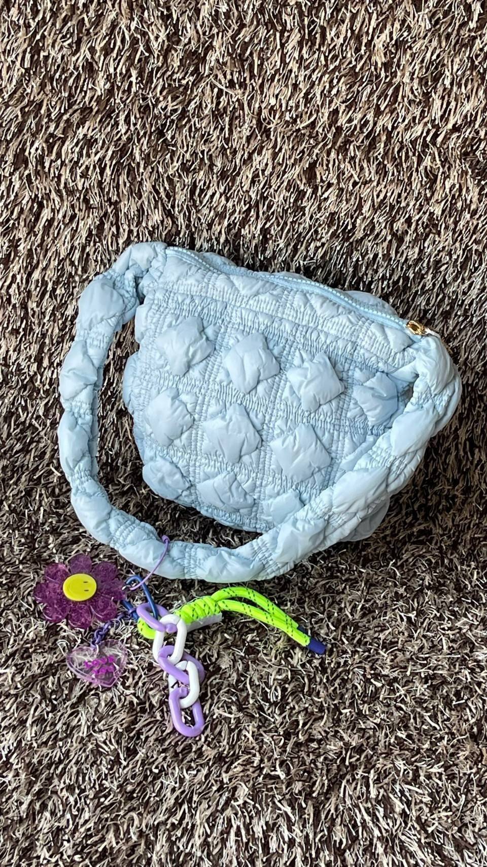 Carlyn Quilted Soft M Bag กระเป๋าสุดฮอตจากประเทศเกาหลี มีทรงที่กำลังพอดี ไม่เล็กหรือใหญ่เกินไป เลยสามารถใช้ในชีวิตประจำวันได้ง่าย ตัวกระเป๋านุ่มบุเหมือนผ้านวม น้ำหนักเบา