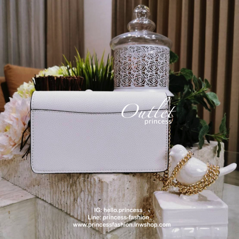 DISNEY X COACH Crossbody Bag 2019 New in! กระเป๋าสะพายคอลเลคชั่นสุดพิเศษ Limited Edition จาก Coach Factory ร่วมกับ Disney ทรงเหลี่ยม วัสดุหนัง texture ลายสวย วางอยู่ทรง ดีไซน์ ลายตัวการ์ตูนดิสนีย์ทั้ง 2 character เปิดปิดด้วยฝาปิด กระดุมแม่เหล็ก ภายในแบ่งช