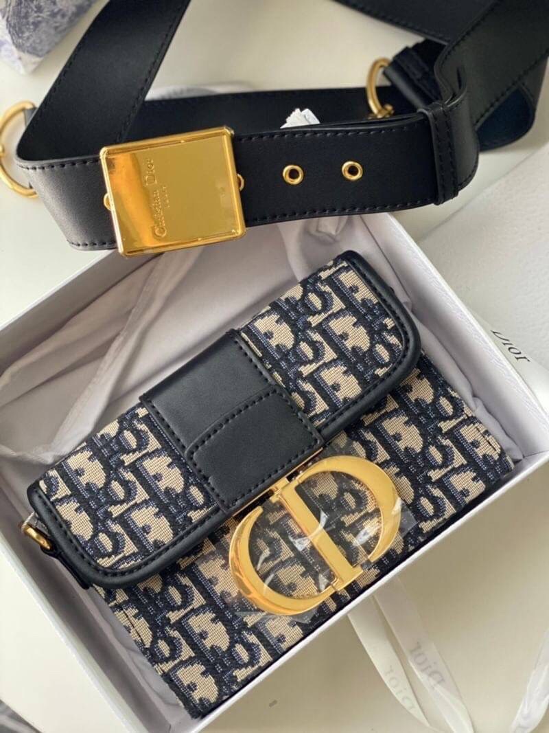 17cm CHRISTIAN DIOR 30 MONTAIGNE BAG ไอเท็มหายาก!! Best seller!! ยกให้น้องเลย!! กระเป๋าทรงกะทัดรัด มี 2 ขนาด ดีไซน์เรียบหรูในความเป็นเอกลักษณ์ ใช้งานง่าย สะดวก ใช้งานได้ทุกโอกาส แนะนำเป็น everyday bag ติดตัวไว้เลยจ้าสาวๆ