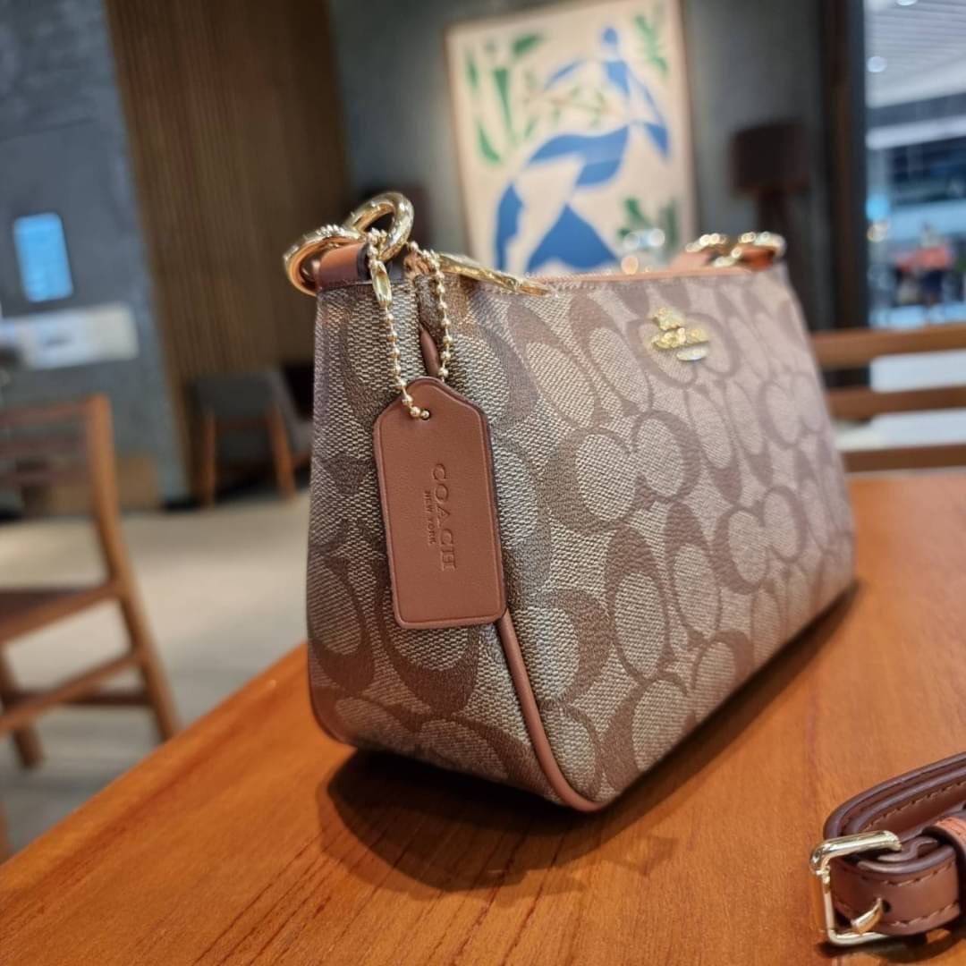 COACH F58321 TOP HANDLE POUCH อีกรุ่นฆ่าไม่ตาย!! 😎 ขายดีขายหมด ขายรวยขายปังๆ!! กระเป๋าพอชจากโค้ช ทรงใช้งานง่าย สะดวก กะทัดรัด วัสดุหนังแคนวาสเคลือบคุณภาพดี มาพร้อมสายคล้องในตัว และสายสะพาย crossbody ปรับเปลี่ยนได้ตามสไตล์ อีกหนึ่งไอเท็มที่สาวๆต้อง