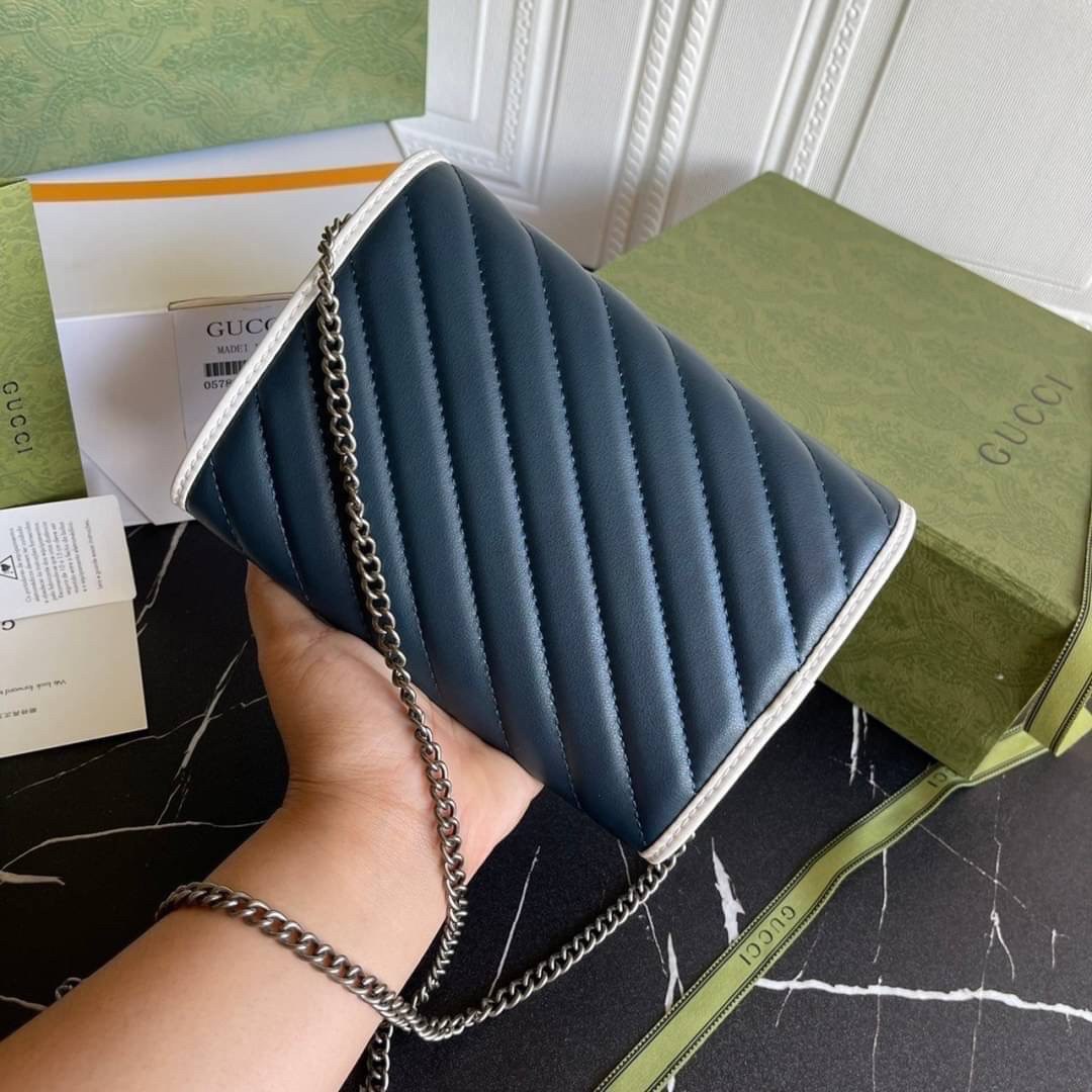 หนังแท้ GG Marmont matelassé mini bag พร้อมส่งที่ไทย GUCCI Wallet on Chain ภาพสินค้าถ่ายจากงานขายจริง รุ่นนี้หนังสวยมากค่ะ ละมุนที่สุด ใส่บัตร ใส่แบงค์ได้ รับรองว่าจะเป็นกระเป๋าที่จะหยิบใช้งานได้บ่อยๆ รับประกันความสวยปังค่าาา