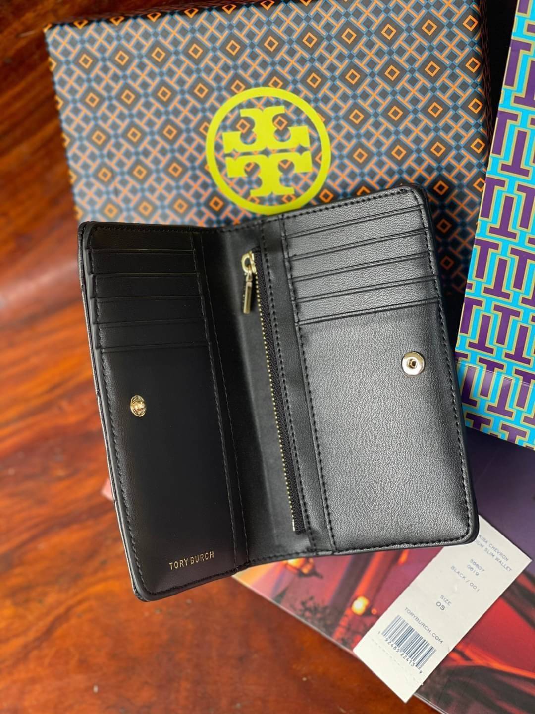 ของแท้ 💯% 】Tory burch kira chevron medium slim wallet กระเป๋าสตางค์หนังแกะขนาดmedium size การตัดเย็บหนังแกะแสนนุ่มแบบลายบุสองชั้น สัมผัสนุ่มควบคู่กับดีไซน์อันเป็นเอกลักษณ์ ดูแพงด้วยโลโก้ด้านหน้าสีทองสวยหรู