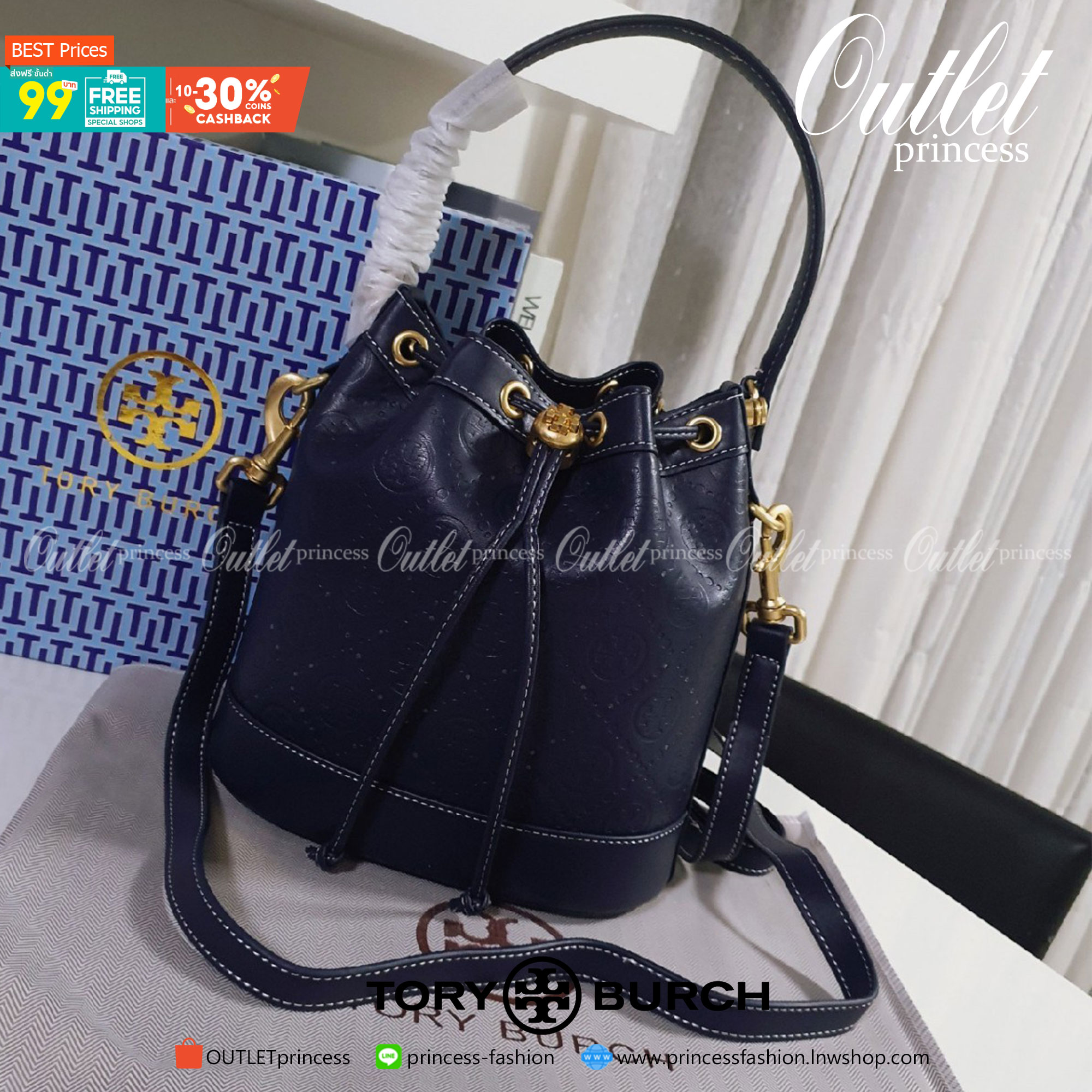 Tory burch monogram leather bucket bag ดีไซน์สวยงามตามแบบฉบับของแบรนด์แล้ว ที่ทำจากวัสดุหนังแท้ ตัวกระเป๋าอยู่ทรงสวยมีลายแบรนด์สวยหรู ใช้รูดเปิดปิด ภายในบุผ้าอย่างดี มีช่องเล็กหนึ่งช่อง ใส่ของได้หลากหลายขนาดกำลังดี ที่นอกจากจะได้เรื่องดีไซน์สวยงาม