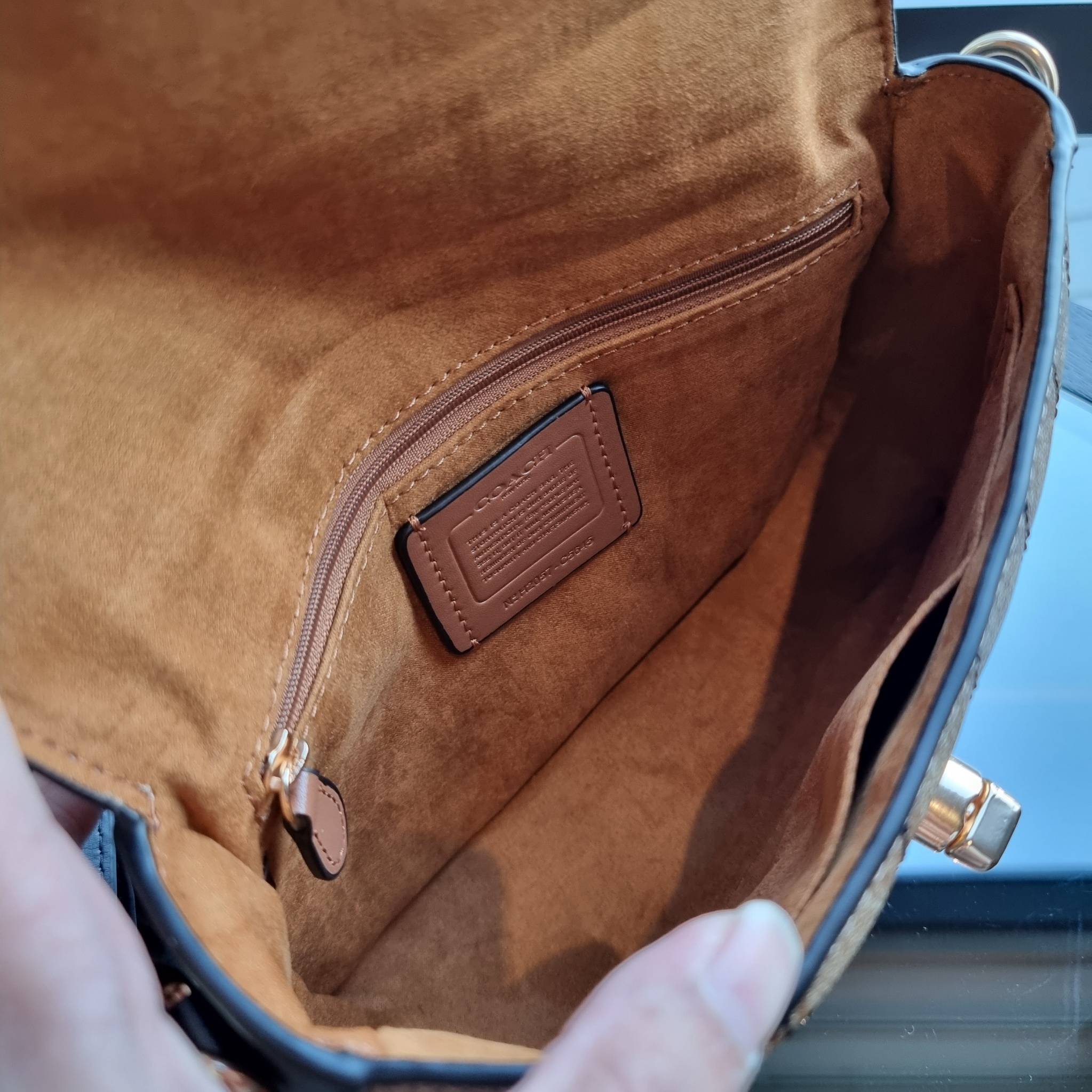 OUTLET 】COACH C5645 MARLIE TOP HANDLE SATCHEL IN SIGNATURE CANVAS WITH QUILTING ดีไซน์ใหม่ กระเป๋าถือ/สะพายข้าง ออกแบบมาไม่เหมือนใคร โดดเด่นด้วยการเย็บบุหนัง โชว์ดีเทลลายเส้น ตกแต่งโลโก้ด้านข้างอะไหล่ทอง วัสดุหนังแคนวาสสลับหนังแท้ เปิด-ปิดด้วยตัวล็อคแน่นห