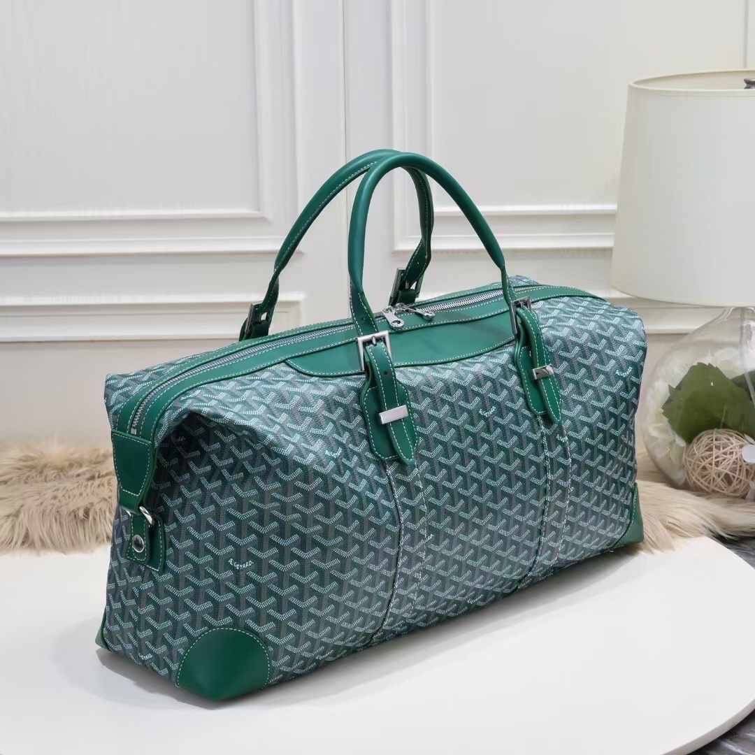 Goyard Boeing Travel 55 Duffle Bag กระเป๋าเดินทางใบใหญ่ ดีไซน์สวยคลาสสิกเป็นเอกลักษณ์ ไอเท็มที่จะทำให้การเดินทางไม่ธรรมดาอีกต่อไป ด้วยดีเทลความเป็นเอกลักษณ์ เรียบแต่หรู ภายในจุของได้เยอะมาก ใหญ่จริง!! ใบนี้คุ้มค่าราคามากๆ