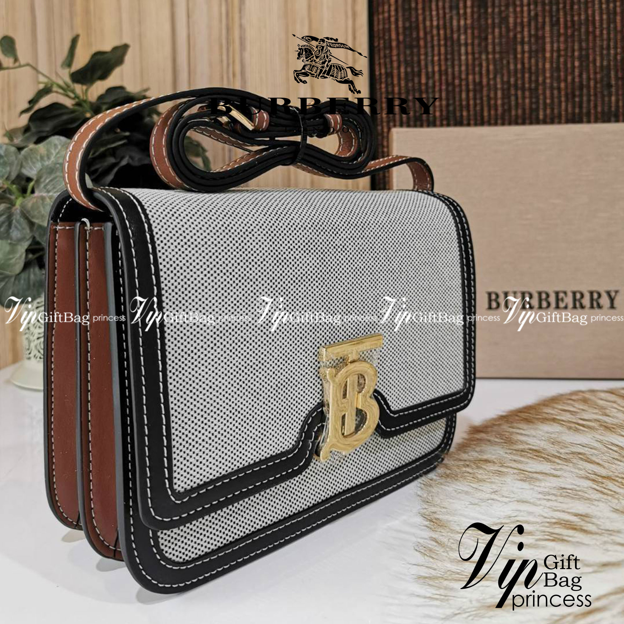 BURBERRY FRAGRANCES CROSSBODY BAG VIP GIFT WITH PURCHASE (GWP) พรีเมี่ยมกิ๊ฟรุ่นใหม่ล่าสุด Limited Edition วัสดุ Canvas & Leather ทรงเหลี่ยมสวยหรูอยู่ทรงโลโก้แบรนด์ด้านหน้าเปิดปิดด้วยฝาปิดสัญลักษณ์รูปตัวBภายในมีช่องแบ่งเป็นสัดส่วนใส่มือถือของจุกจิกได้ สาย