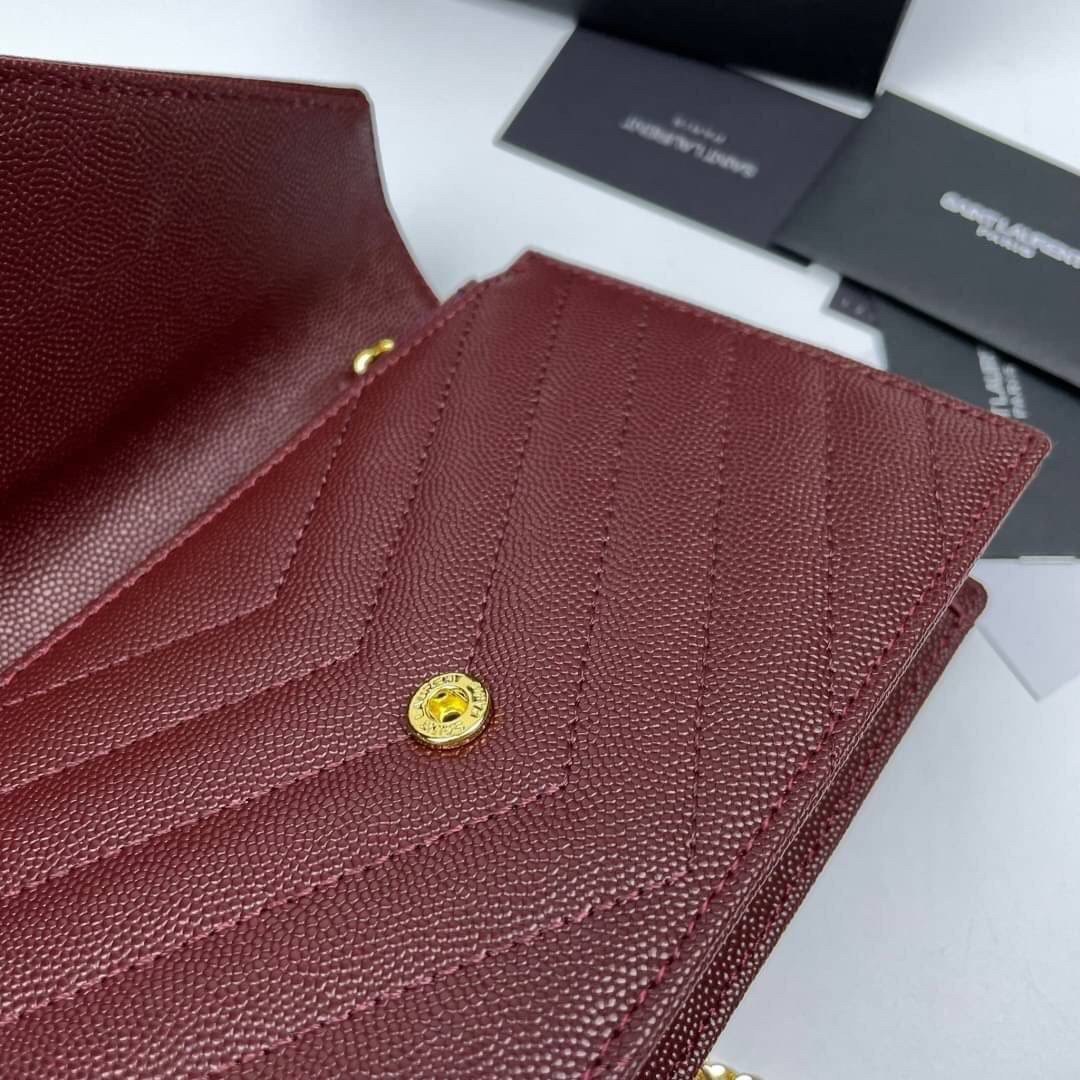หนังแท้ YSL Yves Saint Laurent Envelope WOC 7.5” รุ่นฮอตปรอทแตก ทรงฐานตั้งได้ เป็นการดีไซน์กึ่งกระเป๋าสตางค์ ที่มาพร้อมสายสะพายยาว (เป็นสายโซ่ที่ต่อกับหนัง) สายถอดได้ (ปรับระดับไม่ได้) ถือเป็นคลัชก็สวยมากเลยค่ะ เป็นอีกหนึ่งรุ่นที่ให้ความรู้สึกเรียบแต่โก้ห