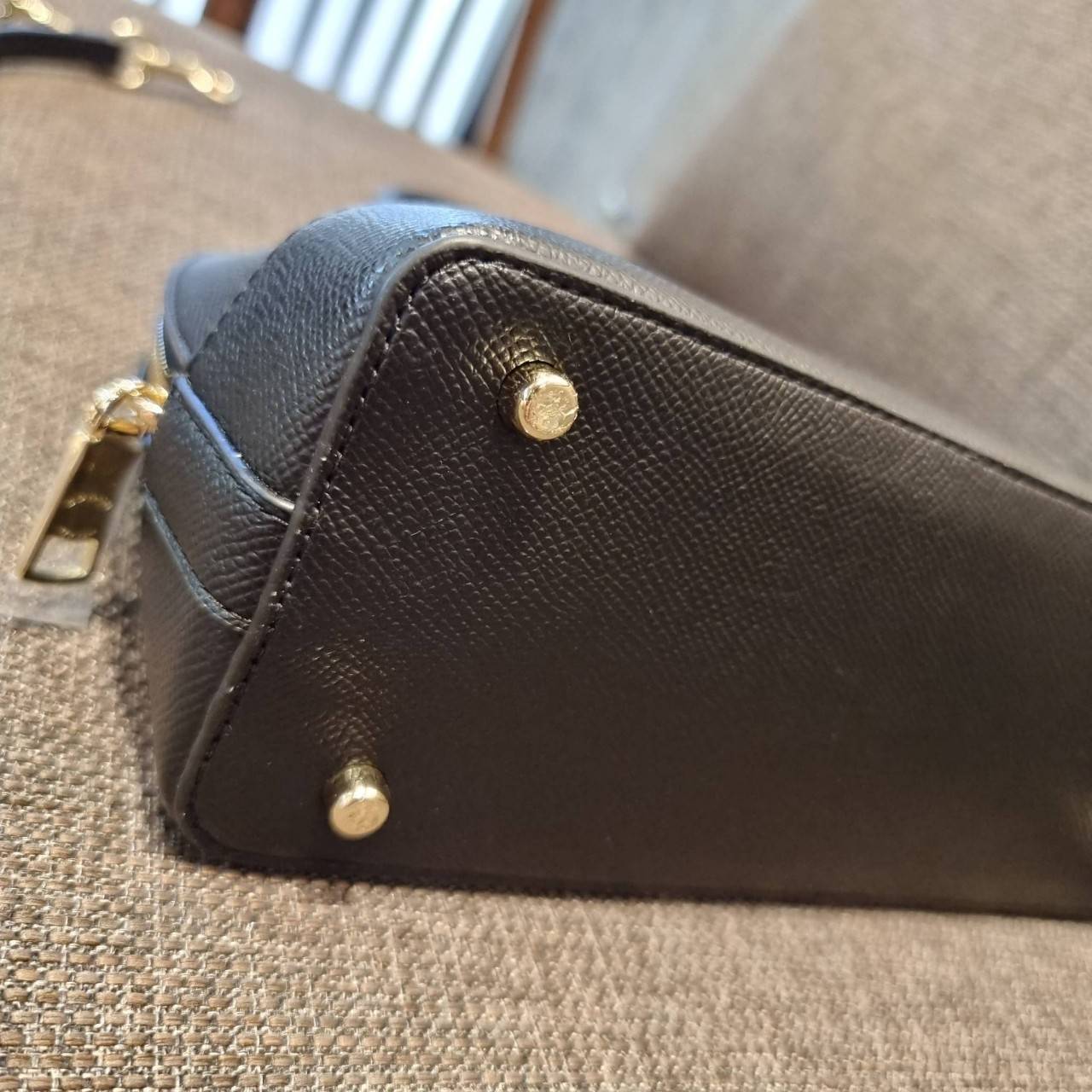 COACH F27591 MINI SIERRA SATCHEL กระเป๋าทรงโดมสุดคลาสสิค สีดำอมตะ ฮิตตลอดกาล มาพร้อมหูจับในตัวและสายสะพายครอสบอดี้ ที่จะคล้องแขนก็ได้อีกลุค หรือจะถือเก๋ๆก็เลิศ วัสดุหนัง crossgrain ทนทาน ดูแลรักษาง่าย ภายในโล่งกว้าง ใส่ของได้ครบไม่ต้องห่วง เป็นไอเท็มที่หา