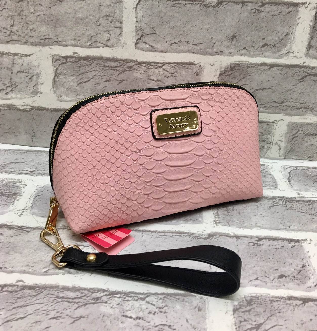 New Arrival Victoria' Secret Pu Croc Bag พร้อมส่งความปัง เหล่าสาวกนางฟ้าไม่ควรพลาดค่ะ กระเป๋าหนังลายจรเข้อยู่ทรงสวยหรู ด้านหน้าติดอะไหล่โลโก้แบร์นหรู เปิดปิดกระเป๋าด้วยซิปคุณภาพดี ด้านในโล่ง มีช่องซิปหนึ่งช่อง ช่องเล็กอีก 2 ช่องค่ะ มาพร้อมสายคล้องมือ