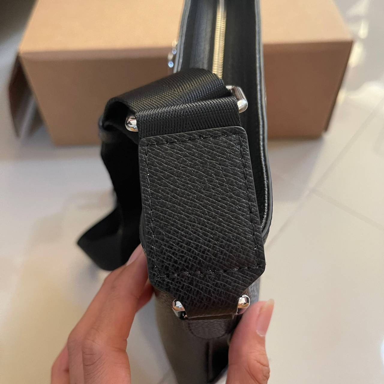 หนังแท้ PRADA SAFFIANO MAN BAG รุ่นตามหา Rare item!! กระเป๋าสะพายข้างคุณผู้ชาย งานสวยมาก เป็นหนังแท้ทั้งใบ ใส่ ipad ได้ จุของได้เยอะพอสมควรเลยค่ะ งานเรียบแต่หรูสุดๆ คุณภาพเกินราคาจริงๆ ค่าา