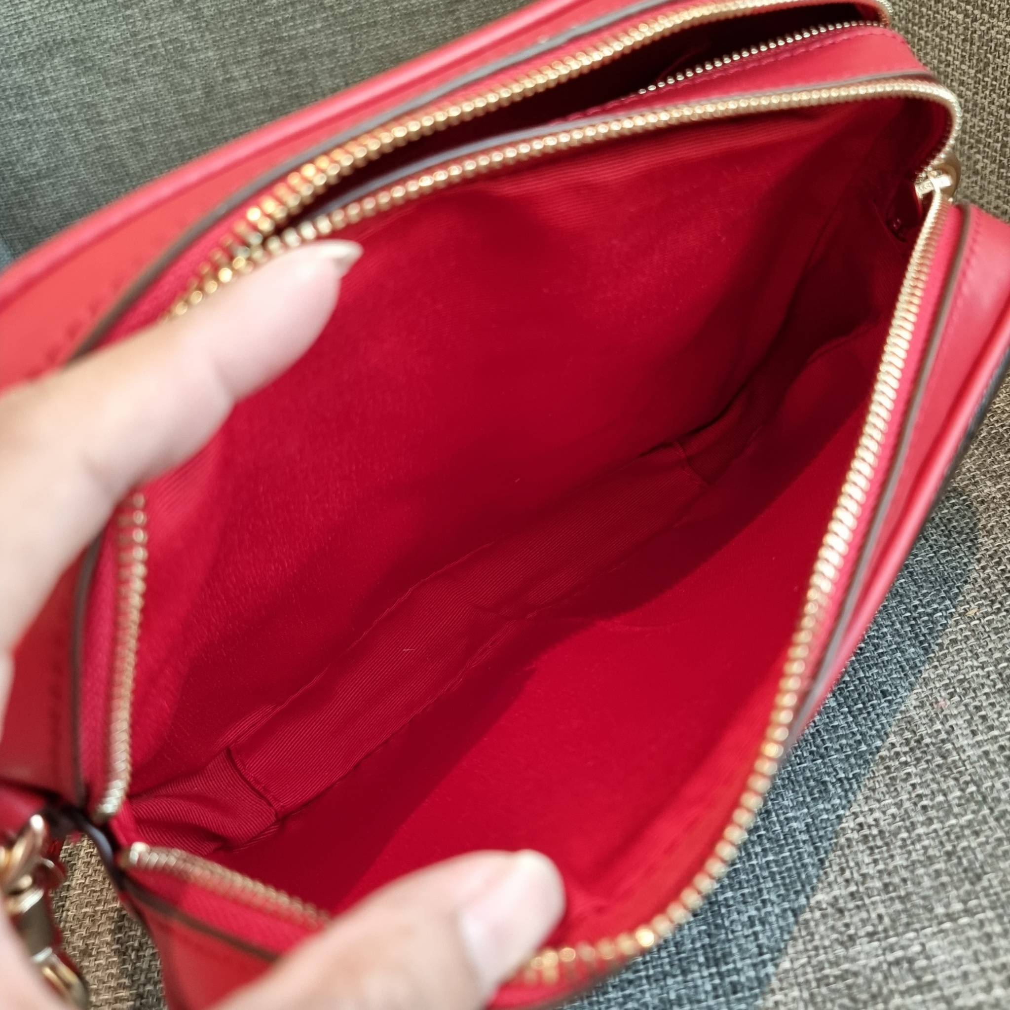 OUTLET 】COACH F68168 JES CROSSBODY IN SIGNATURE CANVAS รุ่นยอดฮิต!! กระเป๋าสะพายข้าง รุ่น 2 ซิป ใบใหญ่จุใจ สีคลาสสิคขายดี!! วัสดุหนังแคนวาสเคลือบลาย เปิด-ปิดด้วยซิป 2 ช่องหลัก ใช้งานง่าย ทรงสวยมากๆรุ่นนี้ มาพร้อมสายสะพาย crossbody ปรับได้ตามตัว ภายในใส่ขอ