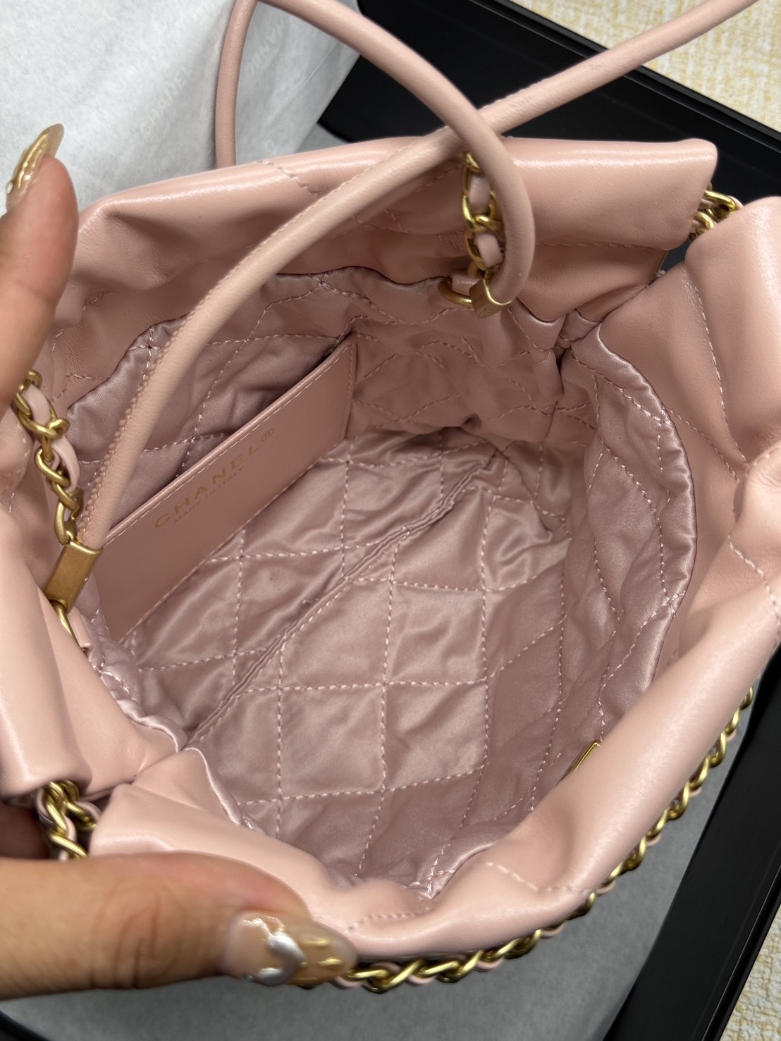 Chanel 22 Mini Handbag With Pearl Chain กระเป๋าทรงโท้ท เกรดออริ สลับแท้ 1:1 ใช้งานต่างประเทศได้