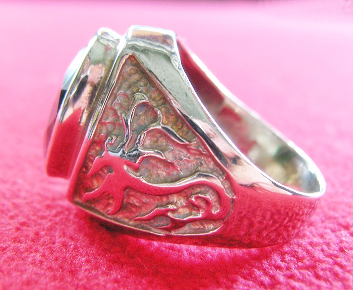 สินค้าหมดค่ะ แหวนพลอยมรกตเนื้อทองขาว ด้านข้างลายมังกร(ราศีพฤษภ)ค่ะ