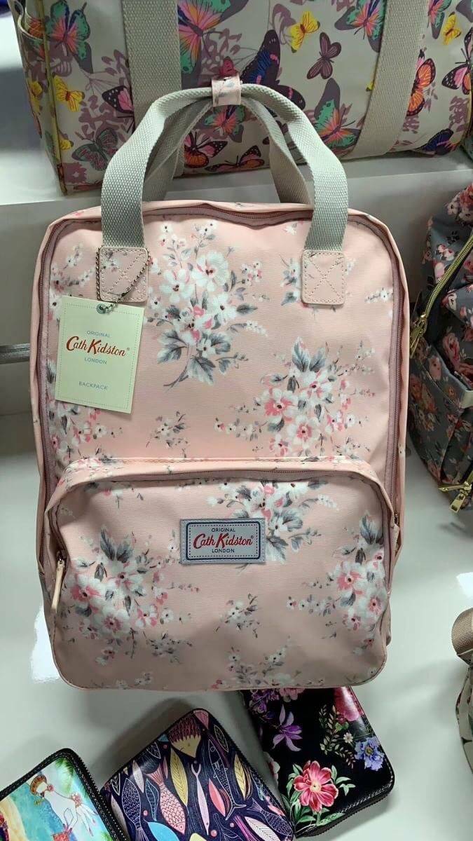 Cath Kidston Backpack Bag กระเป๋าเป้สไตล์วินเทจรุ่นสุดฮิต เป็นอีกรุ่นที่สาวๆถามถึงกันเยอะค่ะ วัสดุ Canvas เคลือบ PVC กันน้ำสามารถเช็ดทำความสะอาดได้ง่าย น้ำหนักเบา เปิดปิดกระเป๋าด้วยซิปสะดวกใช้ พร้อมช่องซิปด้านหน้ากระเป๋าอีกหนึ่งช่องใช้งาน ด้านในโล่งกว้างม