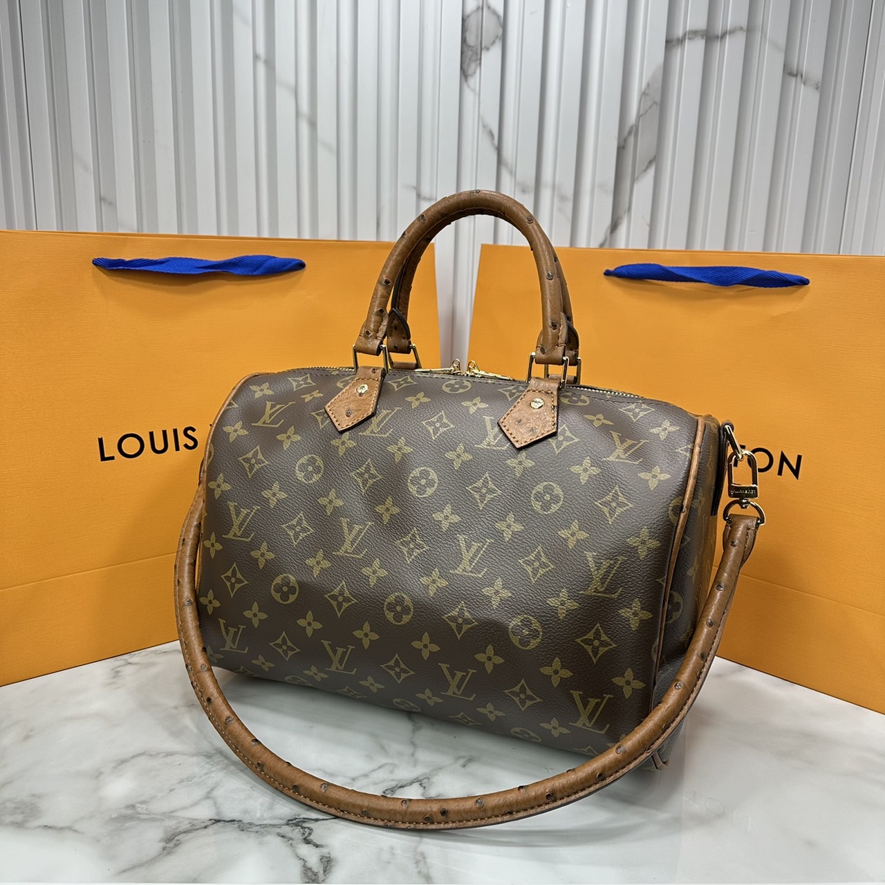 LV speedy soft 30 crafty bag กระเป๋าทรงหมอน รุ่นท็อปฮิต กับดีไซน์ใหม่ต้อนรับฤดูกาลท่องเที่ยว โดดเด่นด้วยการตกแต่งลายพิมพ์ซิกเนเจอร์ และป้ายแท็กหนังสุดเก๋