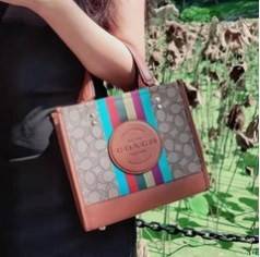 สวยๆอย่างนี้อดใจยังไงไหว!! Coach Dempsey Tote 21 In Signature Jacquard With Stripe And Coach Patch ((C5637)) ✈️พร้อมส่งความสวย! คุณภาพจัดเต็มเลยค่ะ กระเป๋าทรงTote ไซด์กลางๆ วัสดุ Jackquard+หนังแท้ ได้ลงตัวสวยงาม 🔺สีคอลเลคชั่นใหม่ล่าสุด! ด้า
