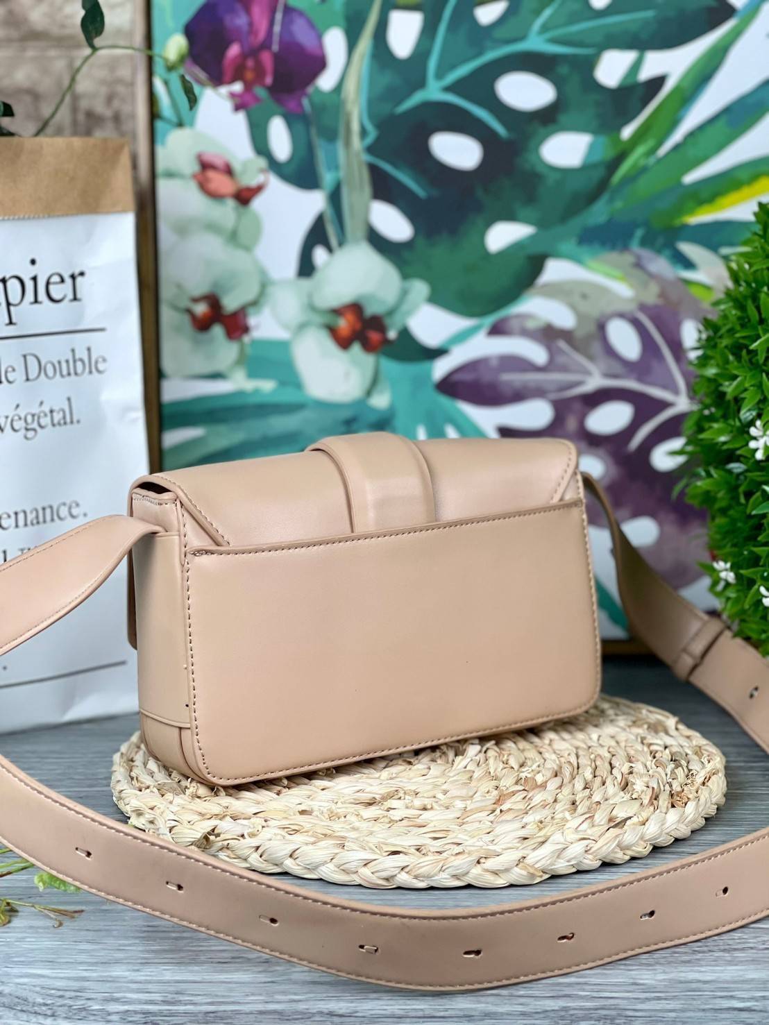 Charles & Keith Front Flap Push Lock กระเป๋าสะพายข้างทรงสวย จุดเด่นที่อะไหล่ลายไม้ตรงตัวเปิดปิด น้ำหนักเบา ด้านหลังมีช่องใส่ของได้ เปิดปิดแบบตัวกดล็อก ด้านในจุของได้พอสมควร เช่น iPhone 12 Pro Max กระเป๋าเงินใบกลาง/สั้นเป็นต้น สายสะพายยาวปรับสายได้ (ถอดสาย