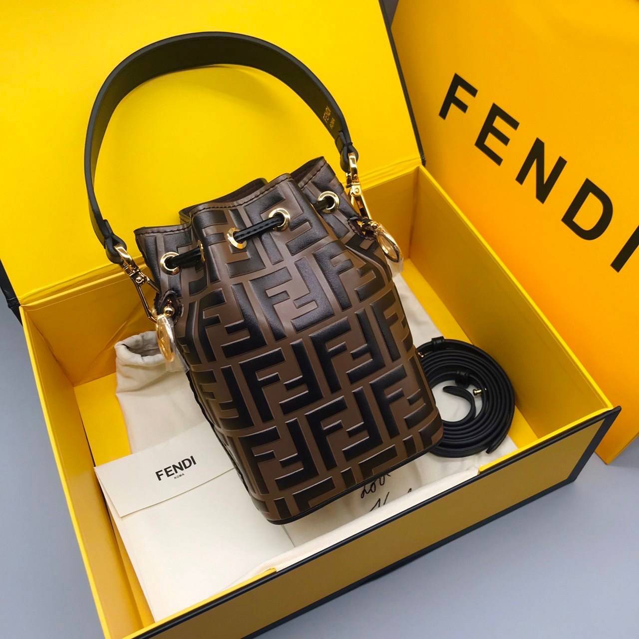หนังแท้ 】Ori Fendi MonTresor mini Bucket Bag กระเป๋าถือหรือสะพายข้าง วัสดุหนังแท้ทรงขนมจีบ ลายแบรนด์ อะไหล่ทองหรูหรา จุของได้เยอะ น้ำหนักเบา ตั้งอยู่ทรง ด้านในโล่ง มี2สาย สายสั้น+ยาว ถอดสายได้ Crossbody ได้ สายยาวปรับระดับได้ คุ้มสุดๆ ใบนี้ไม่ควรพลาดค่ะ ด