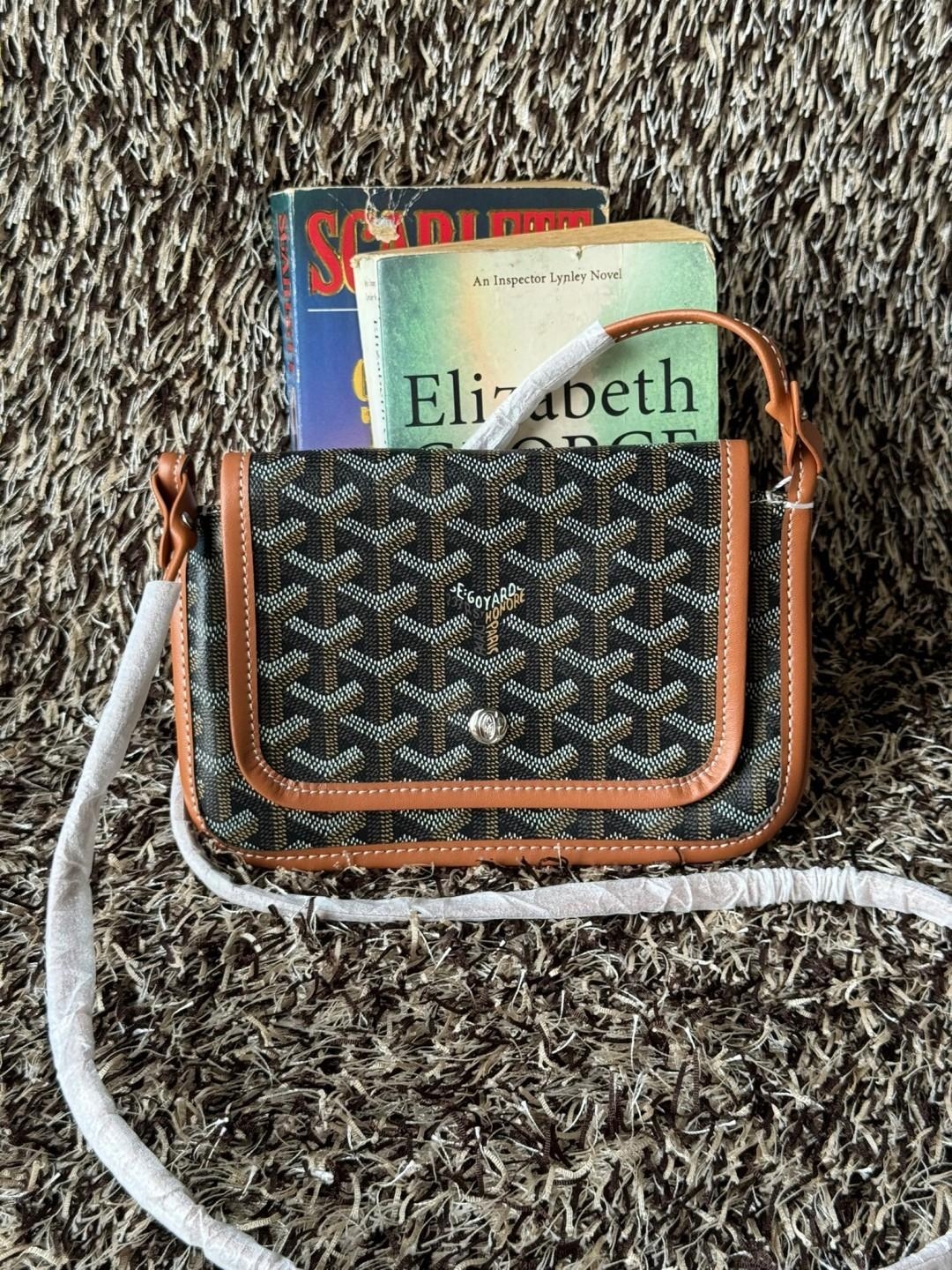 Goyard Plumet Rocket Wallet กระเป๋าสะพายใบเล็กกะทัดรัด ดีไซน์กระเป๋าสตางค์ มีช่องเพียงพอสำหรับใส่ธนบัตร เงินสด เอกสารต่าง ๆ