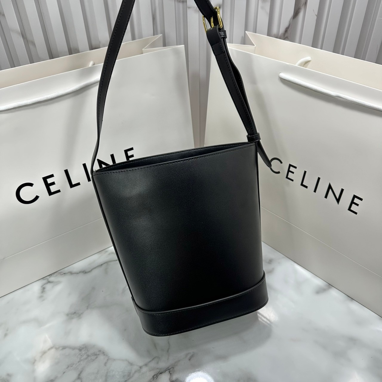 CELINE BUCKET CUIR TRIOMPHE bag in denim with full Triomphe กระเป๋าสะพายทรงบัคเก็ตเดนิม ปักลายแบรนด์สีขาวสวยโดดเด่น พิเศษพร้อมใบลูกสะดวกใช้งาน รุ่นฮิตข้ามปี งานสวยเรียบหรู ผู้ดีไปอีก