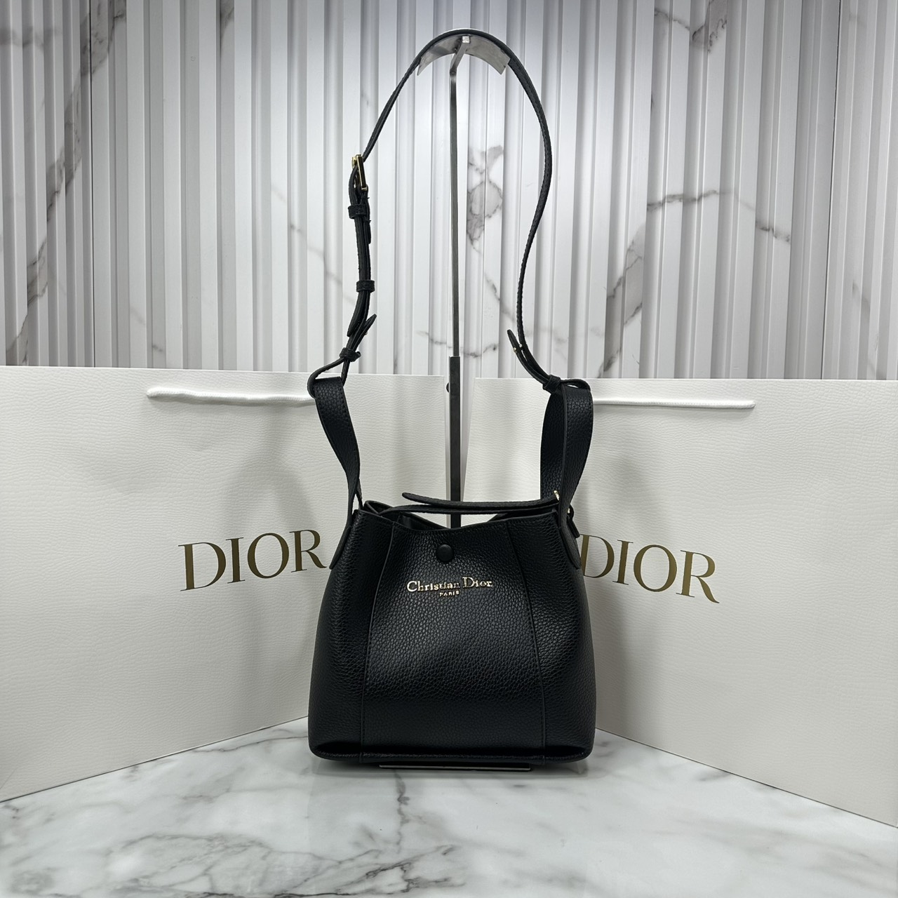 ORI หนังแท้ | DIOR Small Signature Bucket Bag / Dior bucket bag กระเป๋าทรงบัคเกตรุ่นใหม่ล่าสุด มาพร้อมกับการออกแบบที่โดดเด่น และสง่างาม เรียบหรูดูแพง มีรายละเอียดสุดวิจิตร