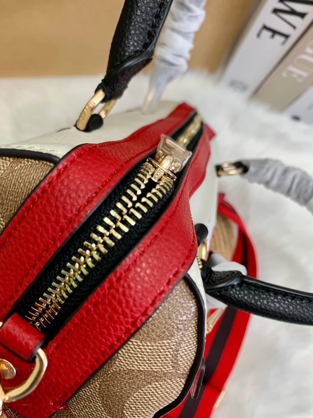 LIMITED EDITION💥 🌈สวย+คุณภาพ สินค้าต้องมีค่า Coach X Peanuts Rowan Satchel With Snoopy ((C6164)) พร้อมส่งที่ไทย ใหม่ล่าสุด ห้ามพลาดค่าา! สวยกันให้สุด กับกระเป๋าทรงหมอน ขนาดกลางกำลังดี หนังแท้นิ่ม ลายหนังสวยงามมากๆค่ะ 🔺ด้านหน้ามีโลโ