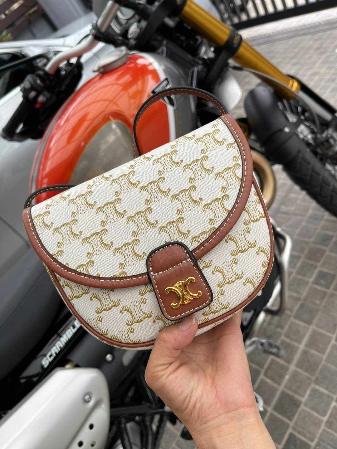 CELINE MINI BESACE IN TRIOMPHE CANVAS หรูหราไปกับกระเป๋าหนังแคนวาสลาย triompe ด้วยขนาดที่กะทัดรัดและดีไซน์ที่เรียบหรูนี้ จึงสามารถนำไปแมทช์กับการแต่งตัวได้ง่าย ไม่ว่าจะเป็นสไตล์การแต่งตัวเท่ ๆ จนถึงสไตล์การแต่งตัวน่ารัก ๆ เพิ่มความหรูหราและโดดเด่นด้วยการต