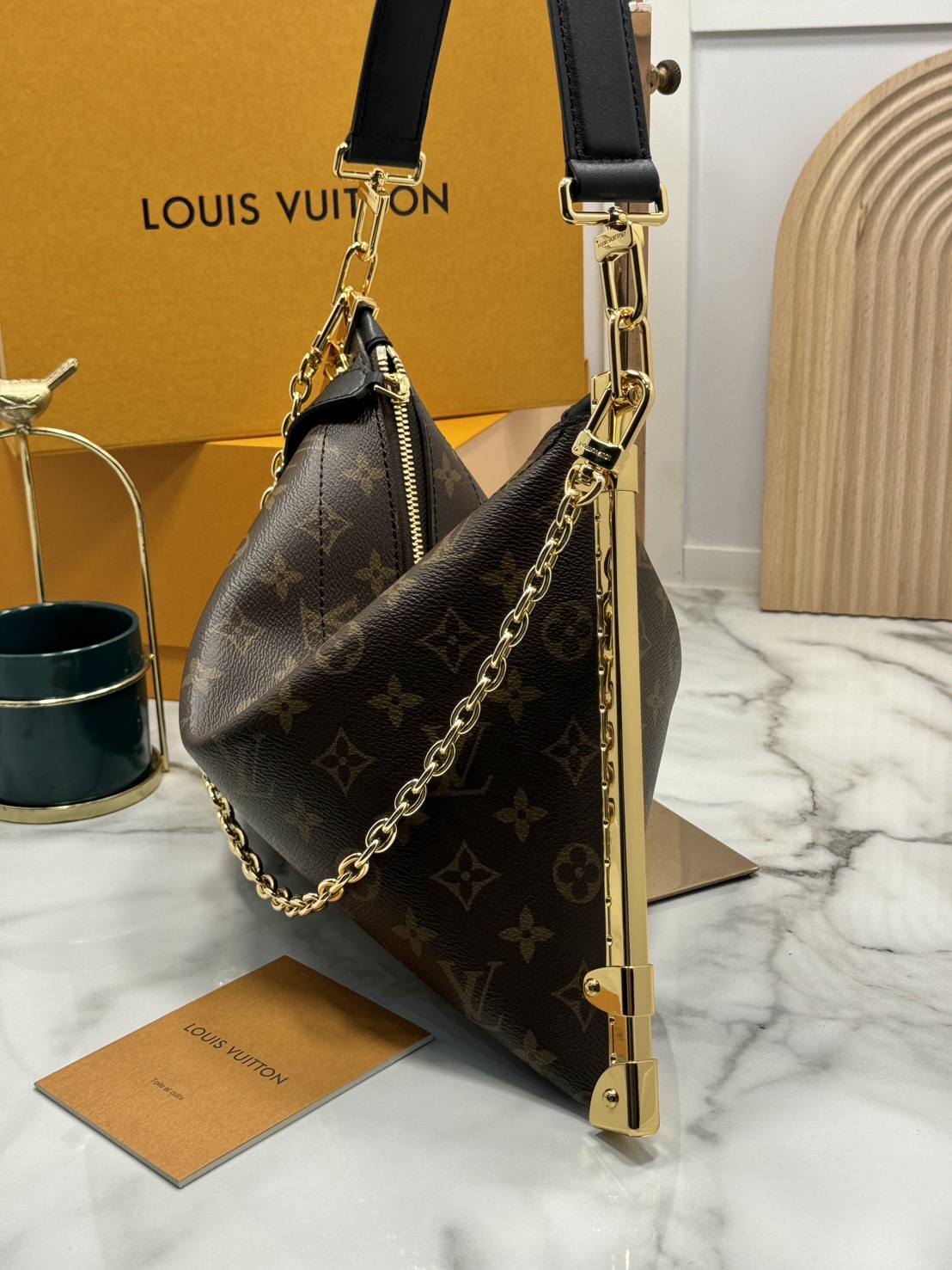 LV Lucky Trunk Bag Monogram Canvas กระเป๋าสะพายรุ่นใหม่ ไอเท็มยอดนิยมจากรันเวย์แฟชั่นโชว์คอลเลคชั่นประจำฤดูกาล Fall-Winter 2024 มอบกลิ่นอายสไตล์ Slouchy สะดุดตา