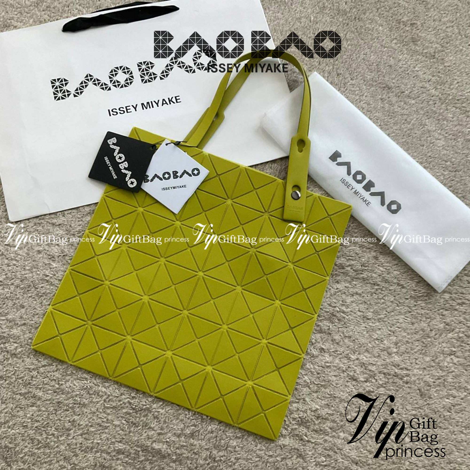 BAO BAO ISSEY MIYAKE LUCENT ONE-TONE กระเป๋าสะพายไหล่ ทรงโท้ท ใบใหญ่สวยมาก ปรับได้หลายทรงตามเอกลักษณ์เฉพาะของแบรนด์นี้ วัสดุ 100% POLYESTER PARTLY: SYMYHETIC LEATHER ด้านในใส่ของได้เยอะมาก ใส่ไอแพด สมุดโน้ตได้สบายเลย วัยทำงานหรือวัยนักศึกษา อย่างน้อยต้องม