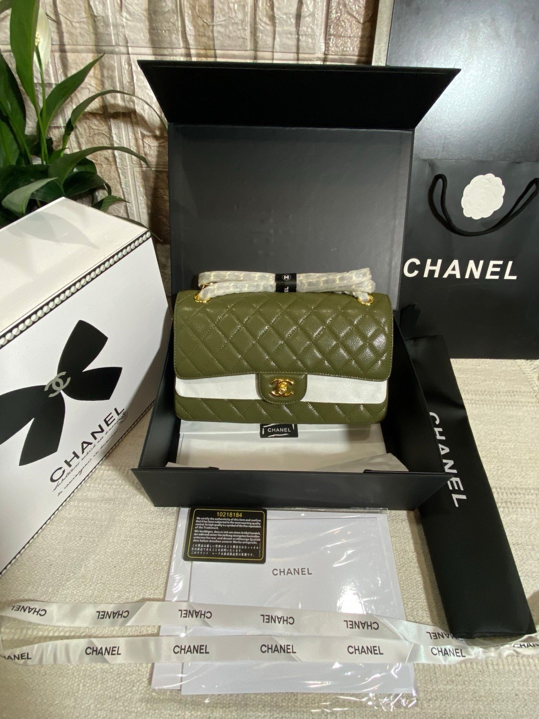 CHANEL Classic Medium Flap Bag กระเป๋าสะพายคลาสสิกรุ่นยอดนิยมตลอดกาล ดีไซน์เรียบหรูหราขับผิว งานหนังแท้สวยมาก มีอะไหล่เงินและทอง สุดยอดเดอะเบสท์ไอเท็ม