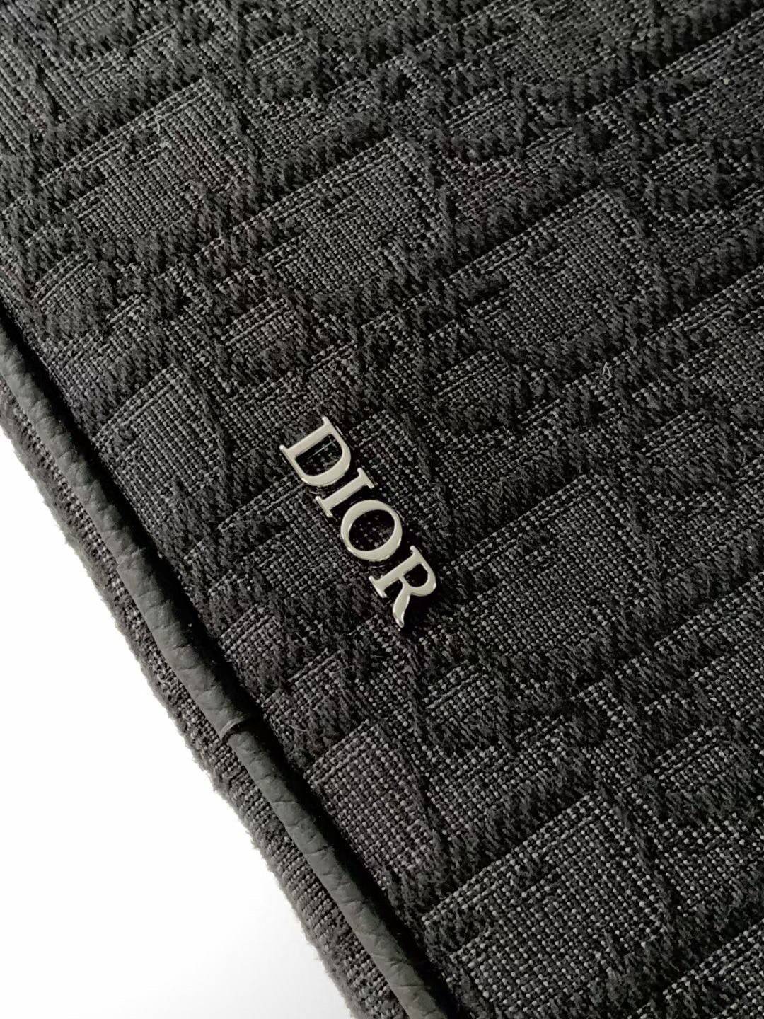 DIOR TOILETRY BAG Oblique Jacquard / Dior Toiletry Handbag พร้อมส่ง กระเป๋าถือมีสายคล้องมือ สวยหรูหราเป็นเอกลักษณ์แบรนด์ **สินค้าเกรดท็อปออริจินอล 1:1 สลับแท้ เกรดดีสุด ใช้งานต่างประเทศได้