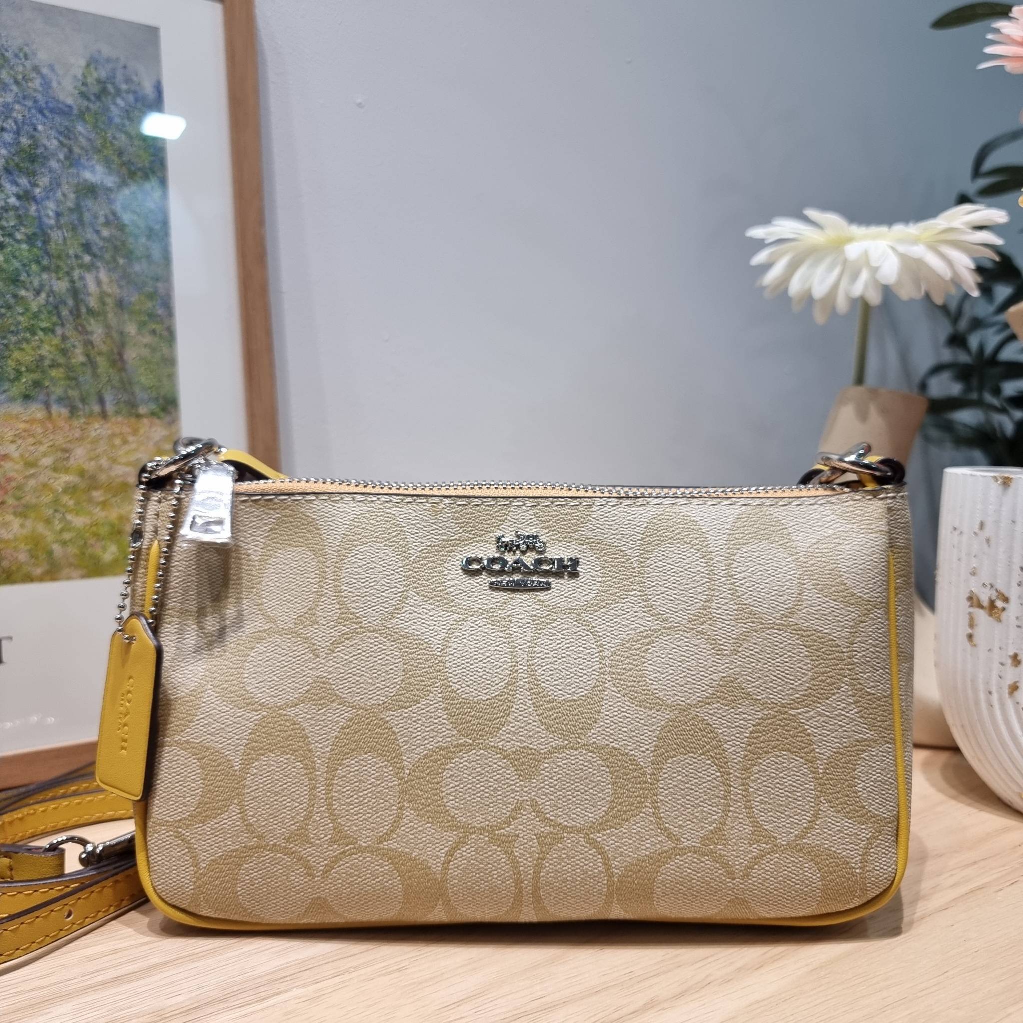COACH TOP HANDLE POUCH F58321 พร้อมส่ง 9 สี กระเป๋าทรงพอช ยอดฮิต ยกขึ้นแท่น ด้วยดีไซน์ที่ออกมาให้ใช้งานได้ง่าย ขนาดกำลังเหมาะ
