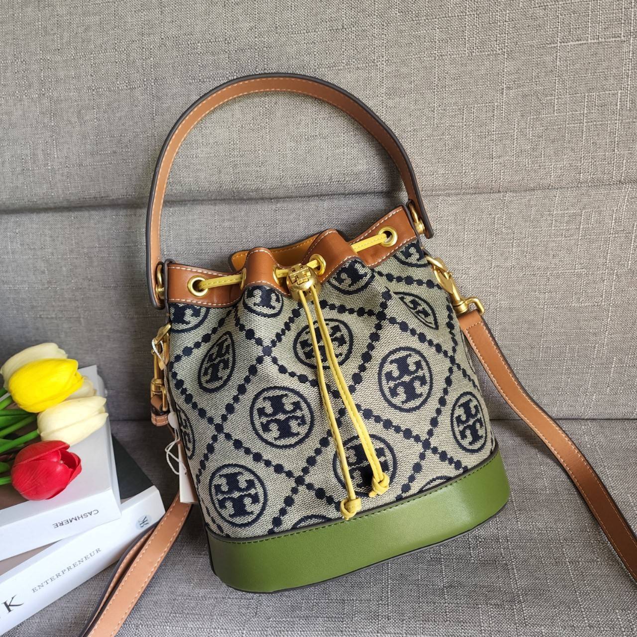 Tory Burch T Monogram Colorblock Bucket Bag กระเป๋าสะพาย ทรงบัคเกต รุ่นฮอต สไตล์ไหนเข้าได้ทุกลุค วัสดุ jacquard ตัดขอบหนังแท้ ภายในเป็นช่องโล่งกว้าง ใส่ของได้เยอะหยิบจับสะดวก มาพร้อมสายสะพายข้างหนังแท้ ถอดและปรับระดับได้สะพายชิวได้ทุกโอกาส