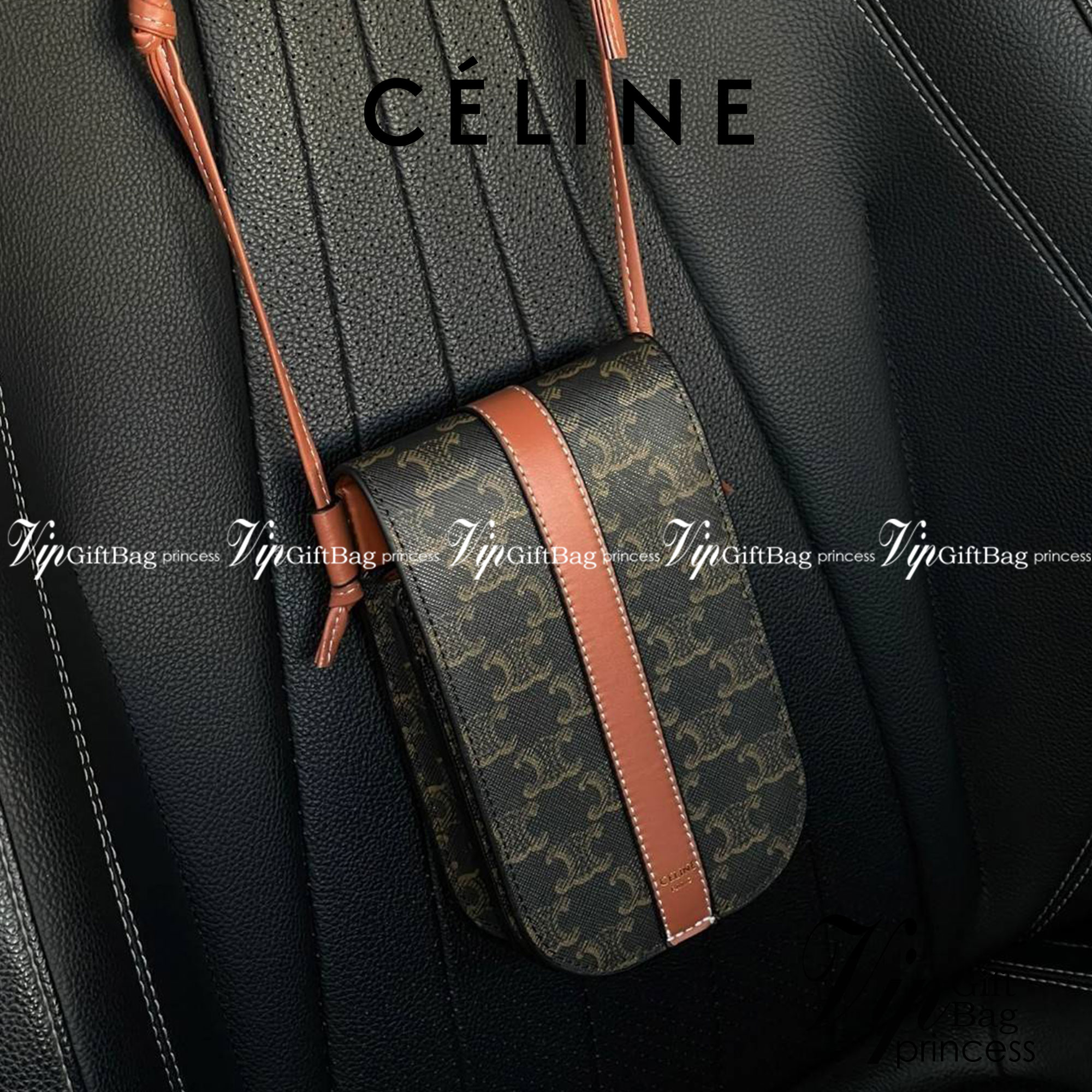 Celine Phone Pouch in Triomphe Canvas กระเป๋าใส่โทรศัพท์รุ่นนี้ มีดีไซน์ดูเรียบง่าย แต่ดูหรูหราด้วยลวดลาย Triompe ที่แสดงถึงความเป็นเอกลักษณ์ของ celine ช่องหลักที่มีความกว้าง สามารถใส่โทรศัพท์มือถือ ธนบัตร บัตรต่าง ๆ และของจุกจิกชิ้นเล็ก ๆ ได้แบบจุใจ หรือ