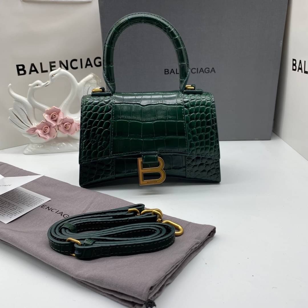 หนังแท้ BALENCIAGA HOURGLASS TOP HANDLE XS Shiny crocodile embossed calfskin การสร้างสรรค์ที่มีเอกลักษณ์เฉพาะตัว หรูหรา โทนสีโดดเด่น วัสดุหนังแท้ลายจระเข้ ภายในโล่งกว้างหนังแนปป้าอย่างดี เกรดออริจินอล ตอบโจทย์ได้ทุกลุค ทุกไลฟ์สไตล์ ภาพสินค้าถ่ายจากงานขายจ