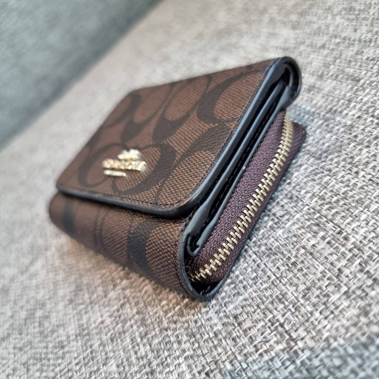 OUTLET 】COACH F41302 SMALL TRIFOLD WALLET IN SIGNATURE CANVAS สวยคลาสสิค พกพาง่าย ใบเล็กน่ารักน่าใช้ ต้องยกให้ใบนี้จ้า 💗💋 ตอบโจทย์คนชอบพกน้อยที่สุด!! กระเป๋าสตางค์ใบสั้นหนังแคนวาสเคลือบคุณภาพดี ภายในเป็นหนังแท้ ใส่บัตร ใส่ธนบัตรได้ทุกชนิด 