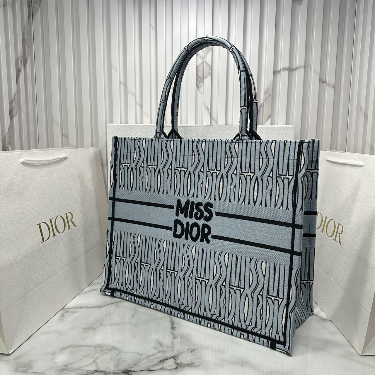 ORI หนังแท้ | Dior Miss Dior Allover Book Tote Handbag 16" กระเป๋าทรงโท้ทคอลใหม่ ดีไซน์ลวดลายกราฟฟิกสวยงามและหรูหราโดดเด่นไม่เหมือนใคร