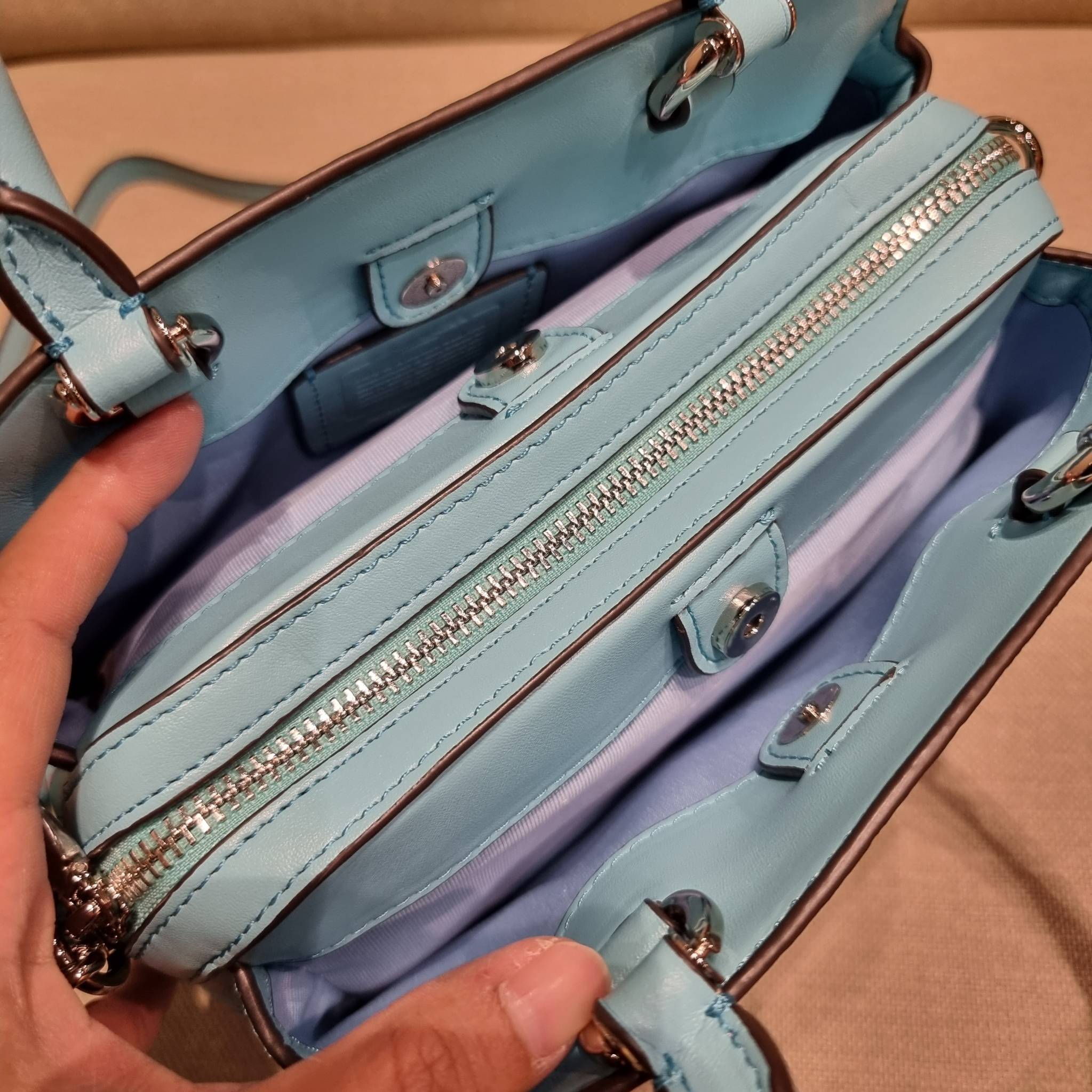 COACH C8216 MINI LILLIE CARRYALL WITH MYSTICAL FLORAL PRINT สีใหม่ล่าสุด กับรุ่นที่สุดของความขายดี คอลยอดฮิตในลวดลายสุดชิค กระเป๋าสะพายทรงสวย ที่ดีไซน์ออกมาให้ใช้งานง่าย สะดวก สวย หรู ดูดี!! วัสดุหนังแคนวาสเคลือบลาย มาพร้อมสายสะพายข้างและหูจับในตัว ถอดออก