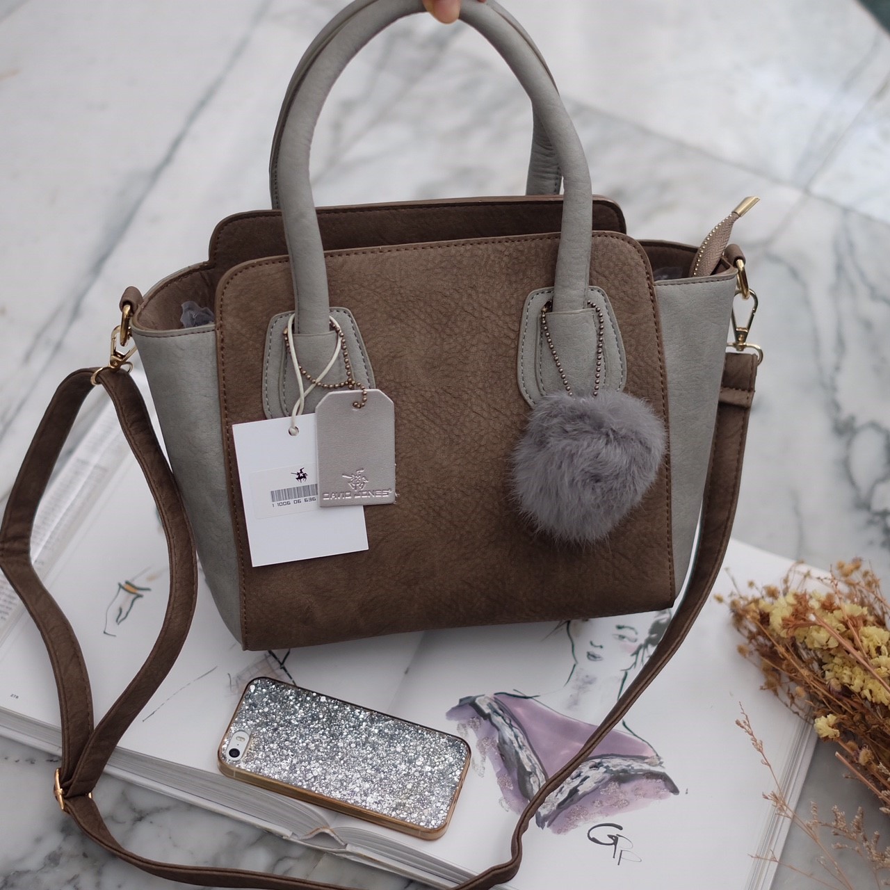 งานแท้ชนช้อป รุ่นใหม่ สีใหม่ D.grey จากแบรนด์ DAVID JONES หนังกลับ สวยมาก แถมทรงเก๋มากๆค่า ตัวกระเป๋าขนาดกะทัดรัด น้ำหนักเบา จุของคุ้มมากๆ คะ สีกระเป๋า เข้ากับชุดง่ายมากคะ มีปอมๆ เข้า set กับกระเป๋าด้วยนะคะ ใบนี้ แนะนำเลยค่าสวยเลอค่า