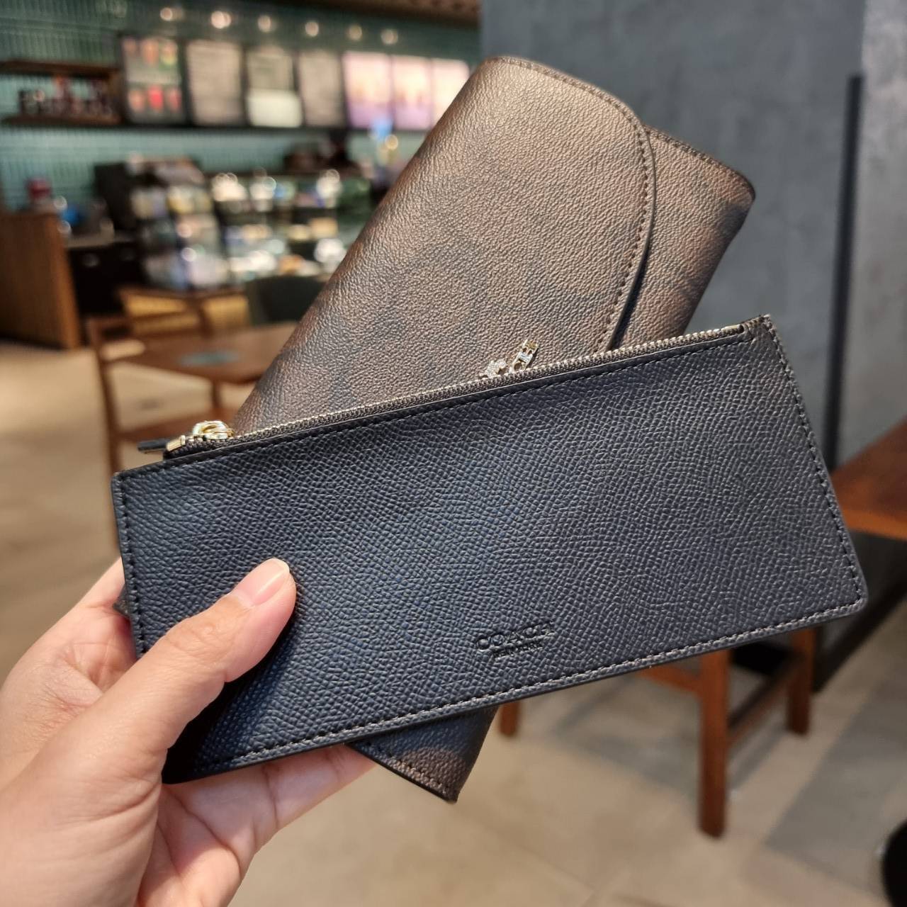 COACH F52601 POP SLIM ENVELOPE WALLET IN SIGNATURE รุ่นขายดี ขายหมด!! รุ่นหายาก!! เติมสต็อคจ้า!! กระเป๋าสตางค์รุ่นฝาพับ ดีไซน์เรียบหรู คลาสสิค ใช้งานง่ายและสะดวกมากๆ ด้วยซองซิปที่เสียบด้านหลัง ถอดแยกออกมาใช้ได้ หรือเอาออก พกกระเป๋าเดี่ยวๆก็ได้ ถือใบนี้ดูไ