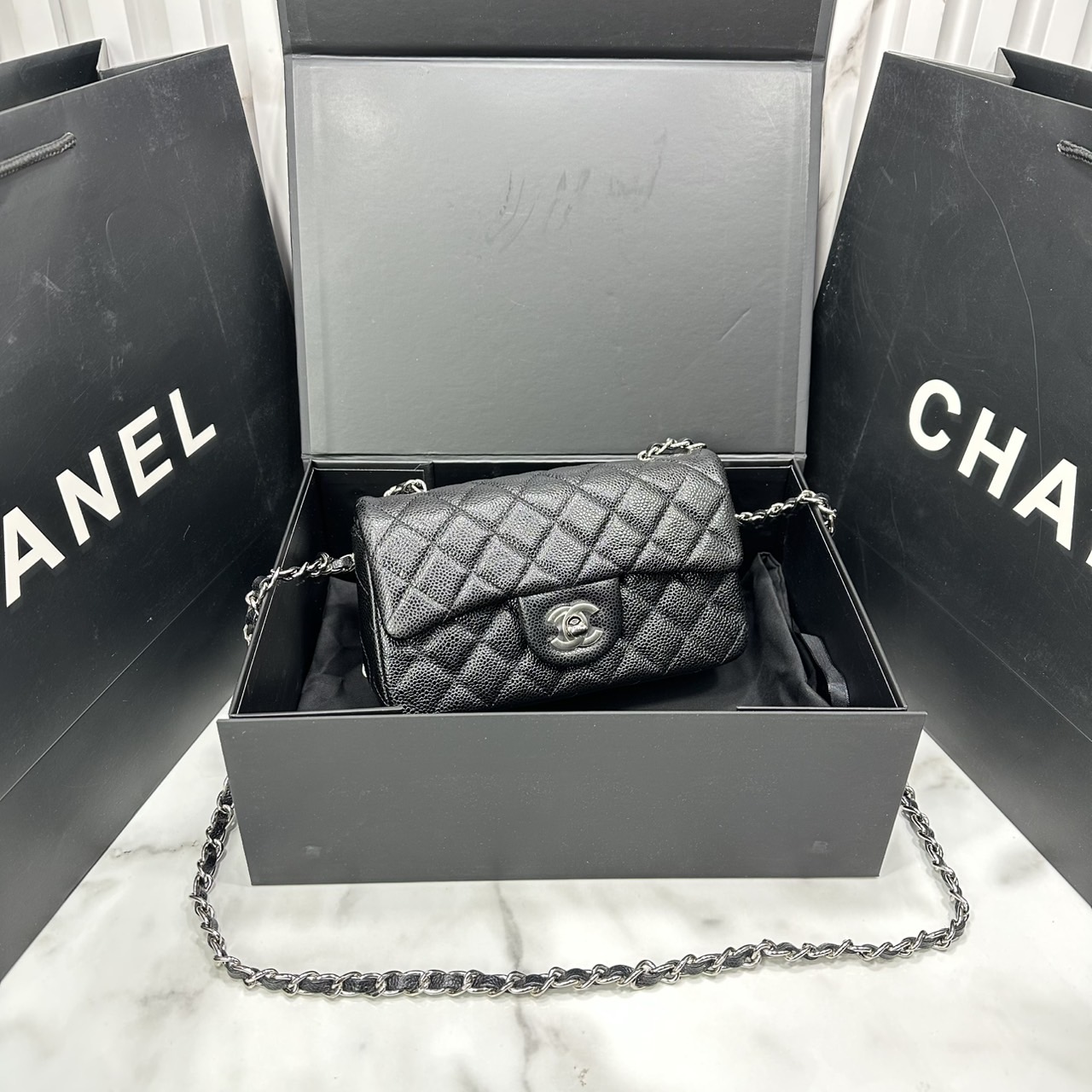 ORI หนังแท้ | CHANEL Classic 20cm shoulder bag กระเป๋าสะพายรุ่นยอดนิยม หรูหราระดับตำนาน สวยงามเหนือกาลเวลา