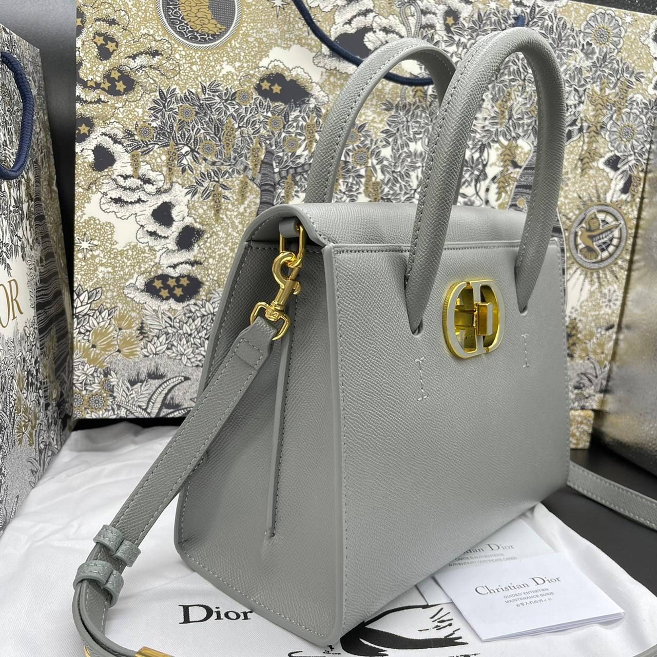 หนังแท้ DIOR Medium ST Honore Tote Collection Fall/Winter 2020-2021 มาในรูปแบบกระเป๋าทรงสี่เหลี่ยมที่ได้มาตรฐาน ทำจากหนังลูกวัว (Calfskin) ลายเกรน ซึ่งสื่อถึงความหรูหราได้อย่างลงตัว ตัวด้ามจับ มีการเย็บเข้าด้านในของกระเป๋าเพื่อเพิ่มความแข็งแรงทนทาน ด้านหน