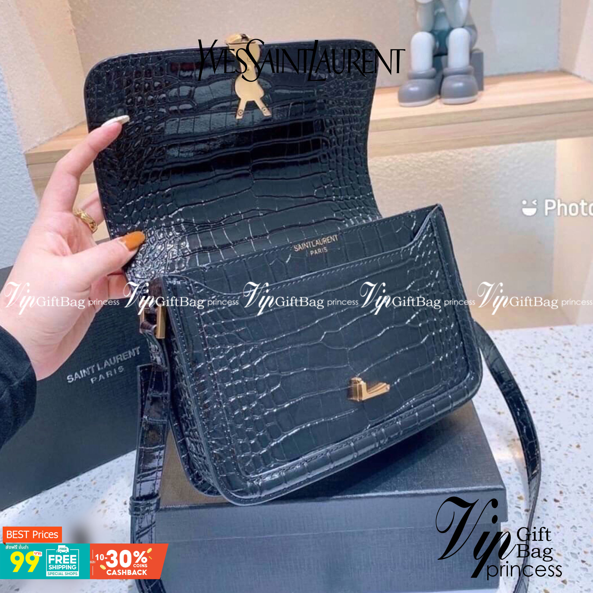 YSL Yves Saint Laurent Black Croc Embossed Leather Satchel Shoulder Bag กระเป๋าสะพายทรงกล่องหนังลายจระเข้ คอลนี้ถือว่าเป็นตัวท๊อปเลยค่า ดาราใช้กันเยอะ ดีไซส์น่าใช้ วัสดุเกรดดี อะไหล่สวยงาม ภายในโล่งมีช่องหลัก และช่องย่อยสามารถใส่มือถือของใช้จุกจิกได้เยอะ 