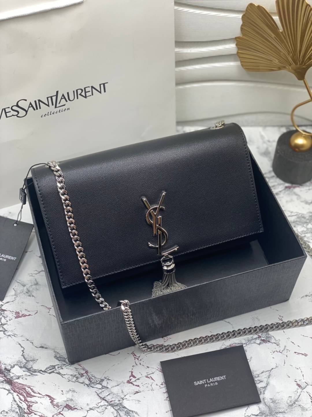 YSL kate medium chain bag in grain de poudre embossed leather 24cm กระเป๋าสะพายแบรนด์หรู รุ่นฮิตลอดกาล งานสวยดูดีมีระดับ ปั้มทุกจุด ขนาดกระทัดรัดกำลังดี มาพร้อมาสะพายโซ่ยาว เลื่อนปรับเป็น 2 แถว เพื่อสะพายเป็นสายสั้นได้ ด้านในโล่งกว้าง ใส่กระเป๋าสตางค์ใบยา