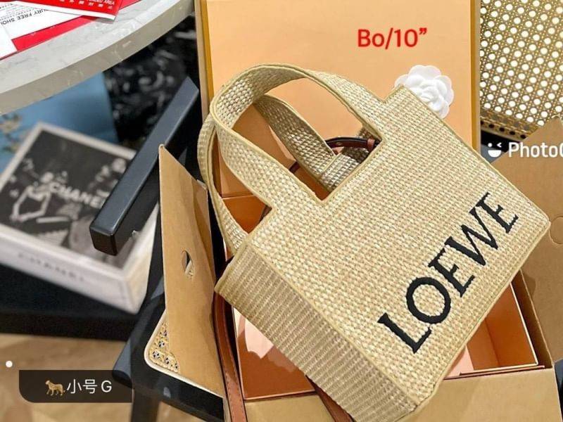 LOEWE logo raffia tote bag / Loewe Tote Bag กระเป๋าโท้ท รูปทรงสวยงามสานเต็มใบ และยังโดดเด่นด้วยโลโก้ สีโทนอุ่น ทำให้ไอเท็มนี้ ภายในกระเป๋าใหญ่โล่งกว้าง ใบนี้เหมาะกับสายแฟชั่นมากๆ