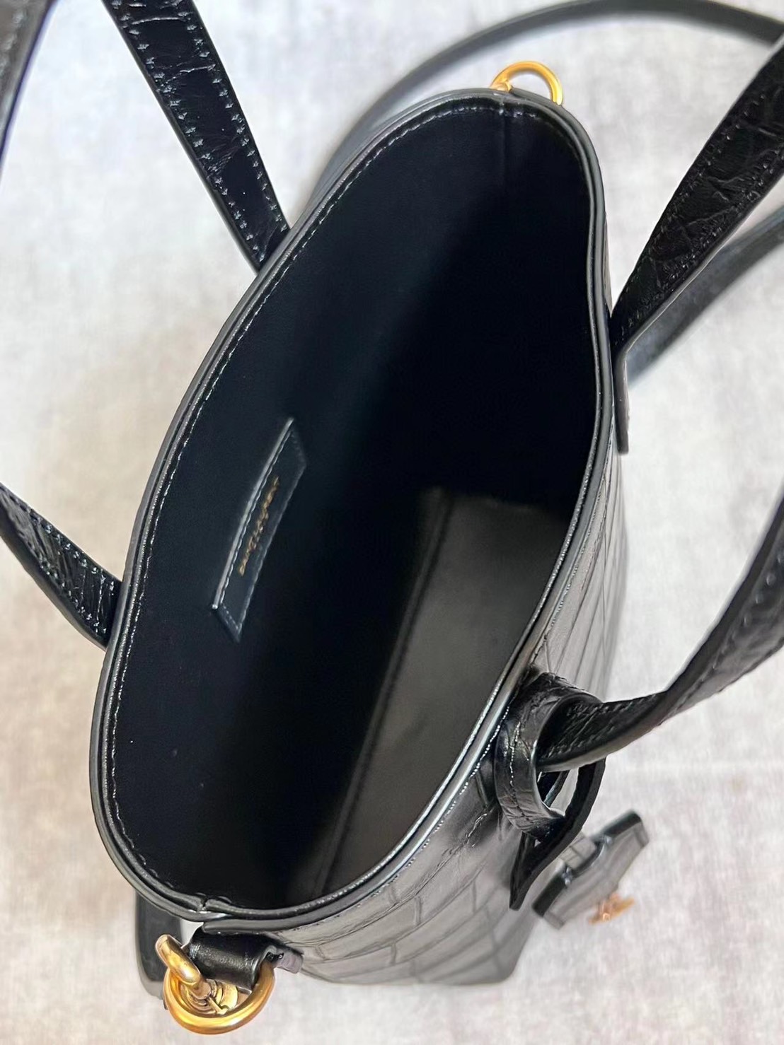 YSL Toy mini croc-effect leather tote / YSL Paris Mini Toy Croc Embossed Leather Bucket Bag กระเป๋ามินิโท้ทหนังลายจรเข้ เกรดออริจินล คอลเลคชั่นใหม่ล่าสุด ครอบครองก่อนใคร ควรมีติดตู้คะสาวๆ ภาพสินค้าถ่ายจากงานขายจริง ใช้งานต่างประเทศได้