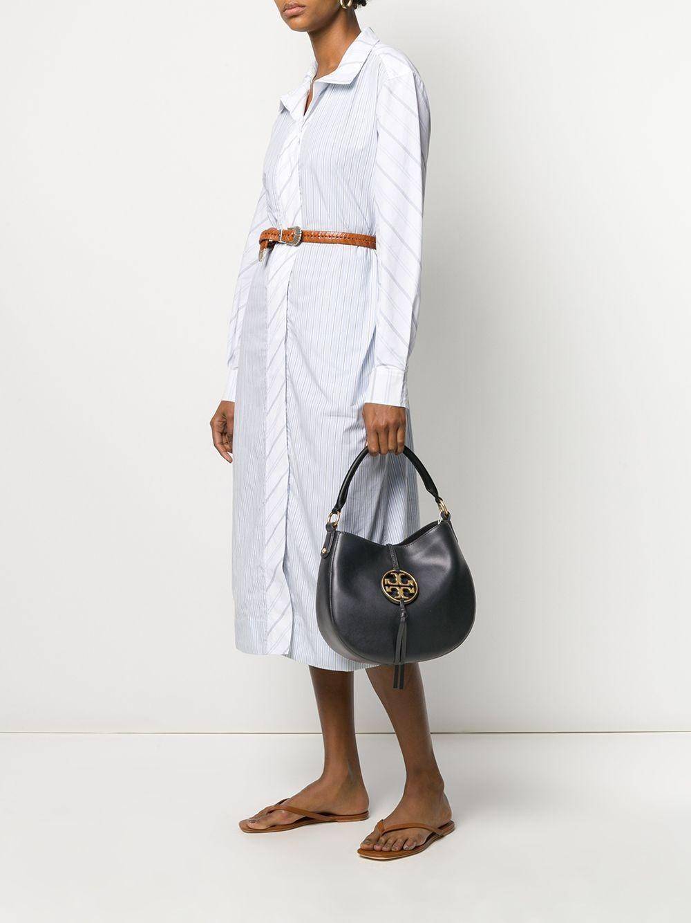 Tory burch miller metal-logo mini hobo bag มีกลิ่นอายสุดคลาสสิก ได้รับแรงบันดาลใจมาจากการขี่ม้า จึงได้ดีไซน์กระเป๋าออกมาในรูปแบบอานหลังม้าสุดเก๋ที่สามารถนำไปมิกซ์แอนด์แมทช์กับสไตล์การแต่งตัวได้หลายชนิด ไม่ว่าจะเป็นกับเดรสทรงยาวหรือกางเกงยีนแสนเท่ตัวโปรดขอ